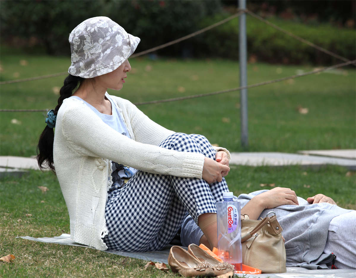 图片[2]-踏青公园街拍系列No.1497 长发美熟女的丝足感觉不一般-日更街拍