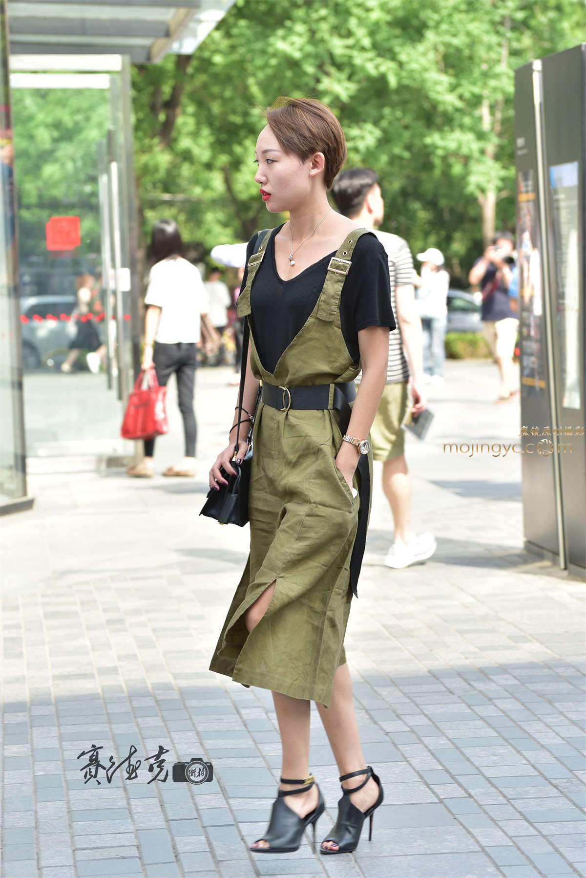 时尚个性的短发少妇-日更街拍