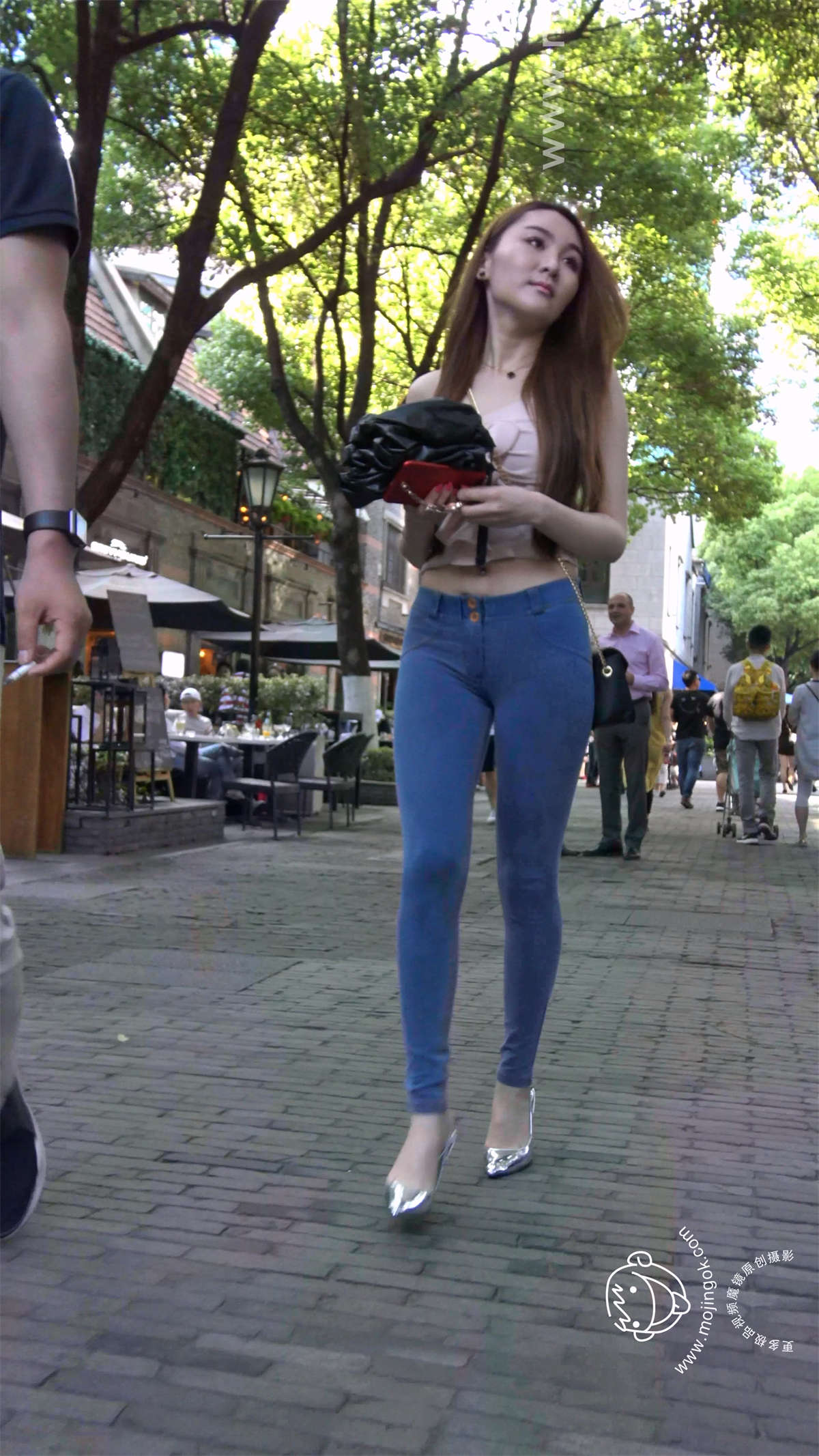 图片[2]-极品蜜桃臀紧身蓝牛高颜值大美女-日更街拍