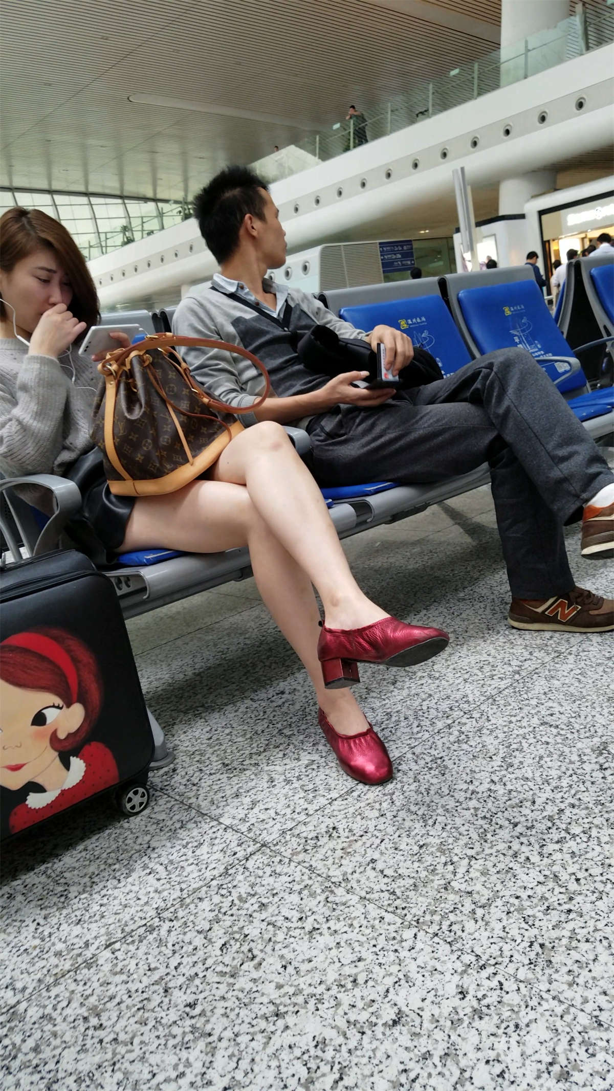 图片[2]-[4K高清视频]高铁站灰色毛衣极品白皙美腿漂亮短发美女-日更街拍