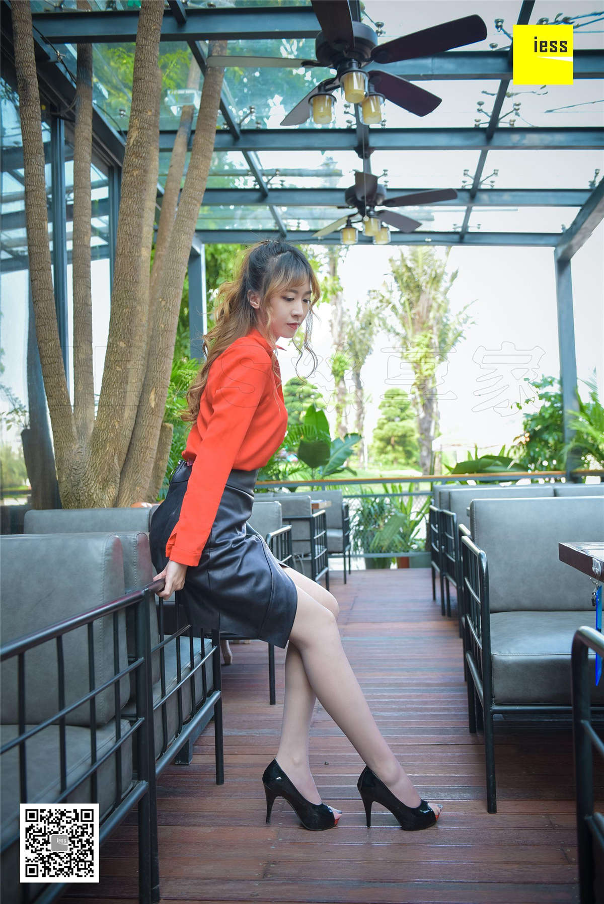 IESS异思趣向 丝享家113期：鱼嘴漆皮高跟紫紫-日更街拍