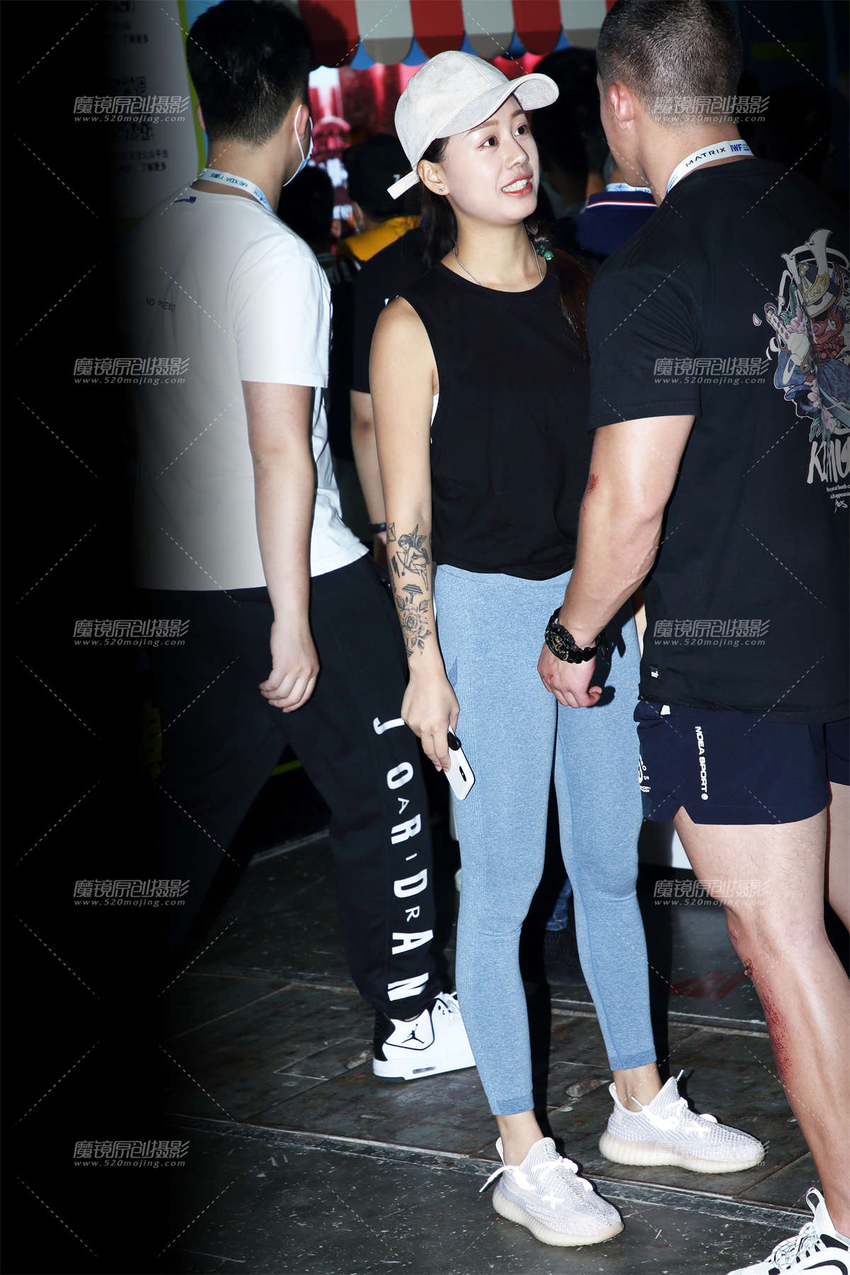 小白帽蓝色紧身运动裤-日更街拍