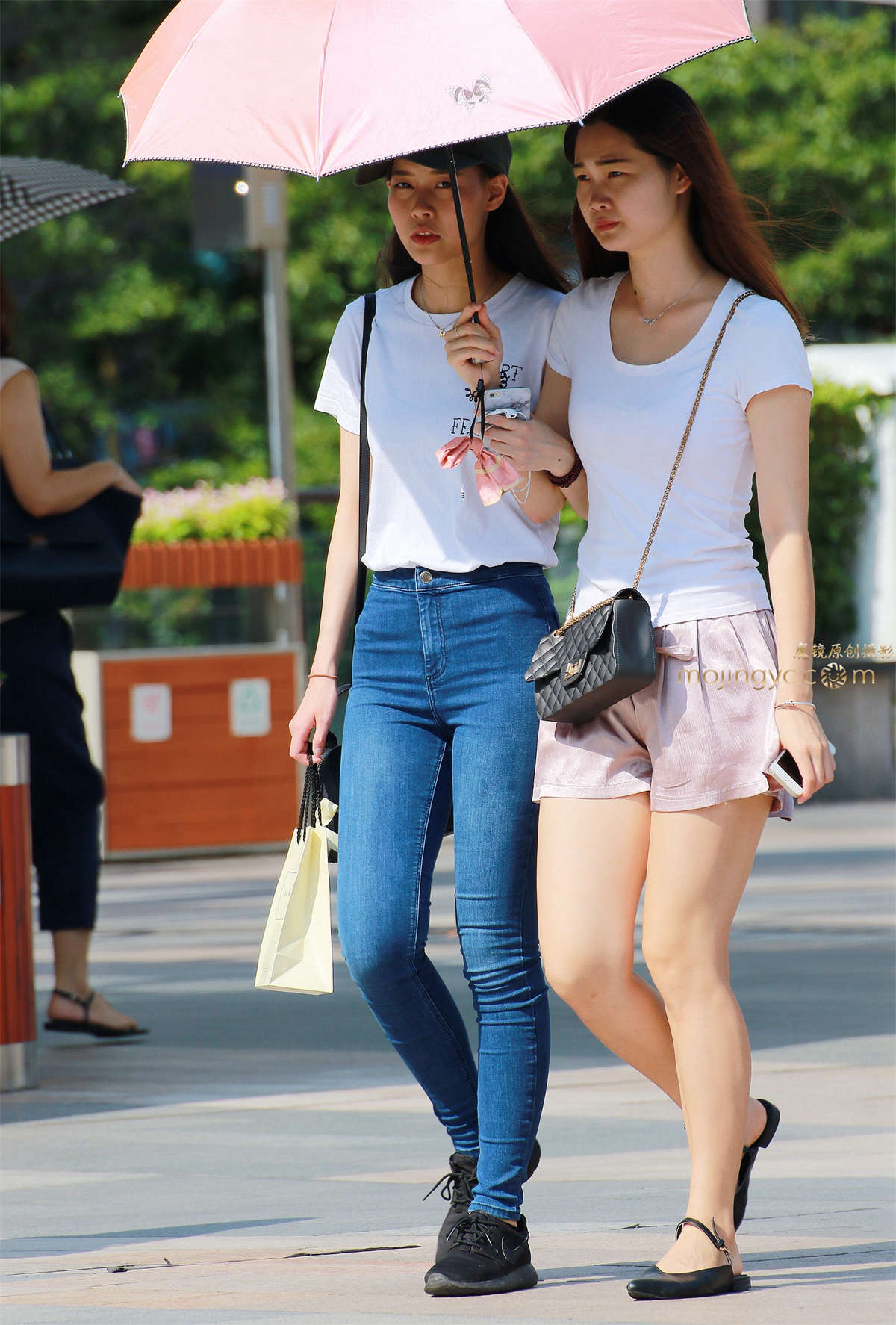 高腰紧牛翘臀 高雅美眉-日更街拍