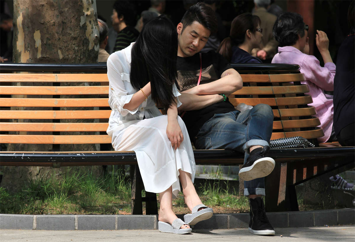 踏青公园街拍系列No.1498 长椅上发现一位长发飘飘的清纯女孩-日更街拍