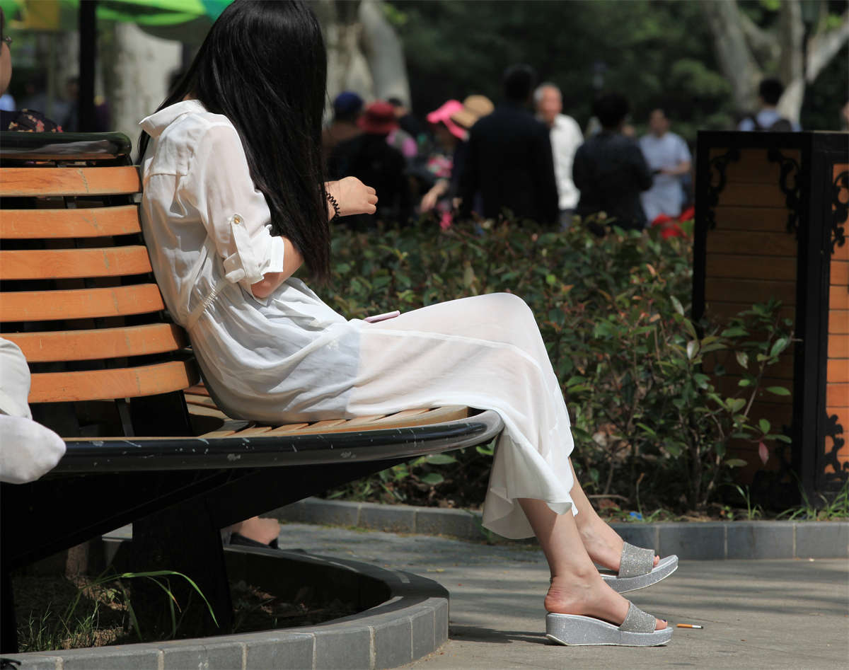 图片[2]-踏青公园街拍系列No.1498 长椅上发现一位长发飘飘的清纯女孩-日更街拍