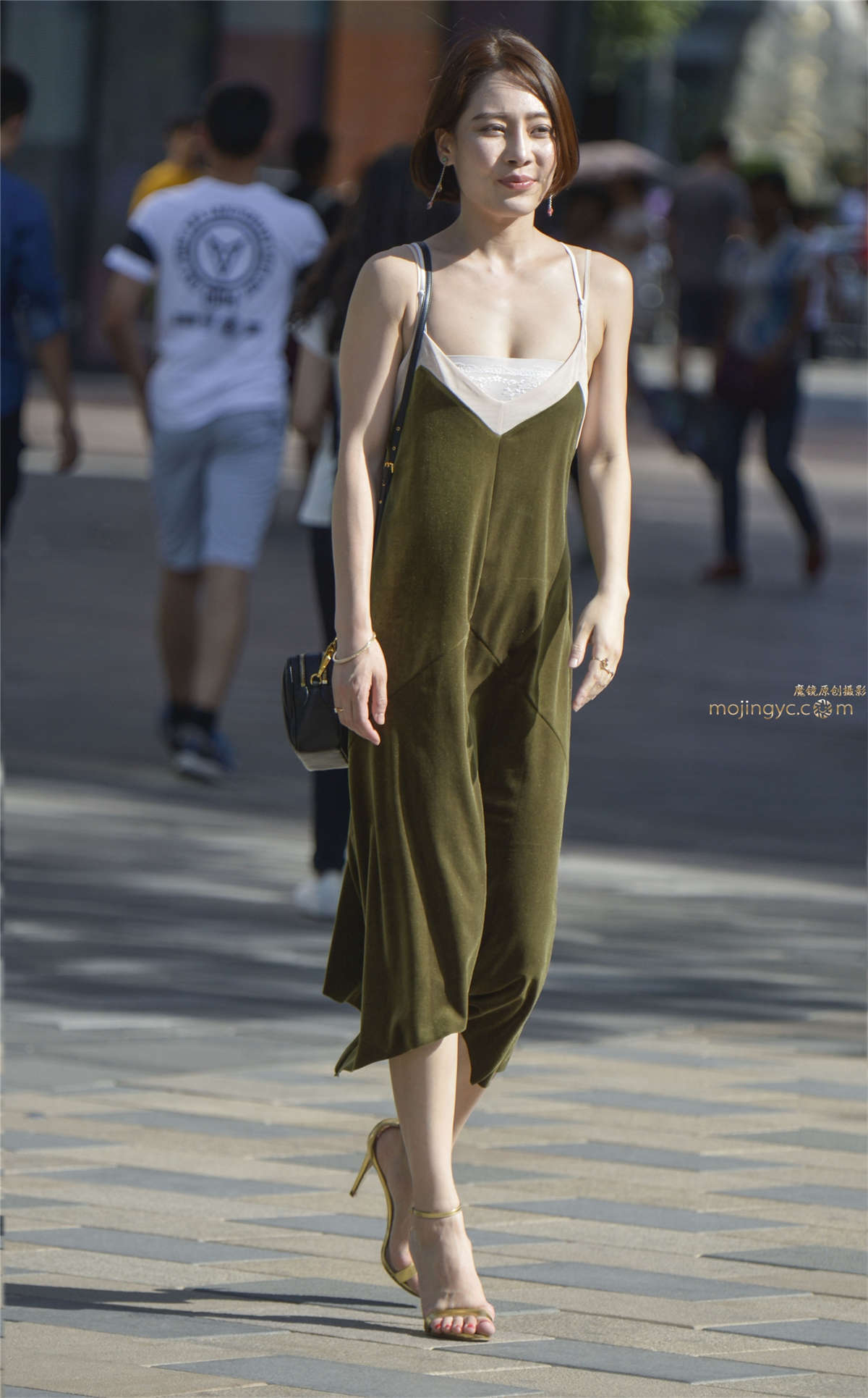 绿长裙黄色高跟鞋，美女香肩加美背。美丽动人！-日更街拍