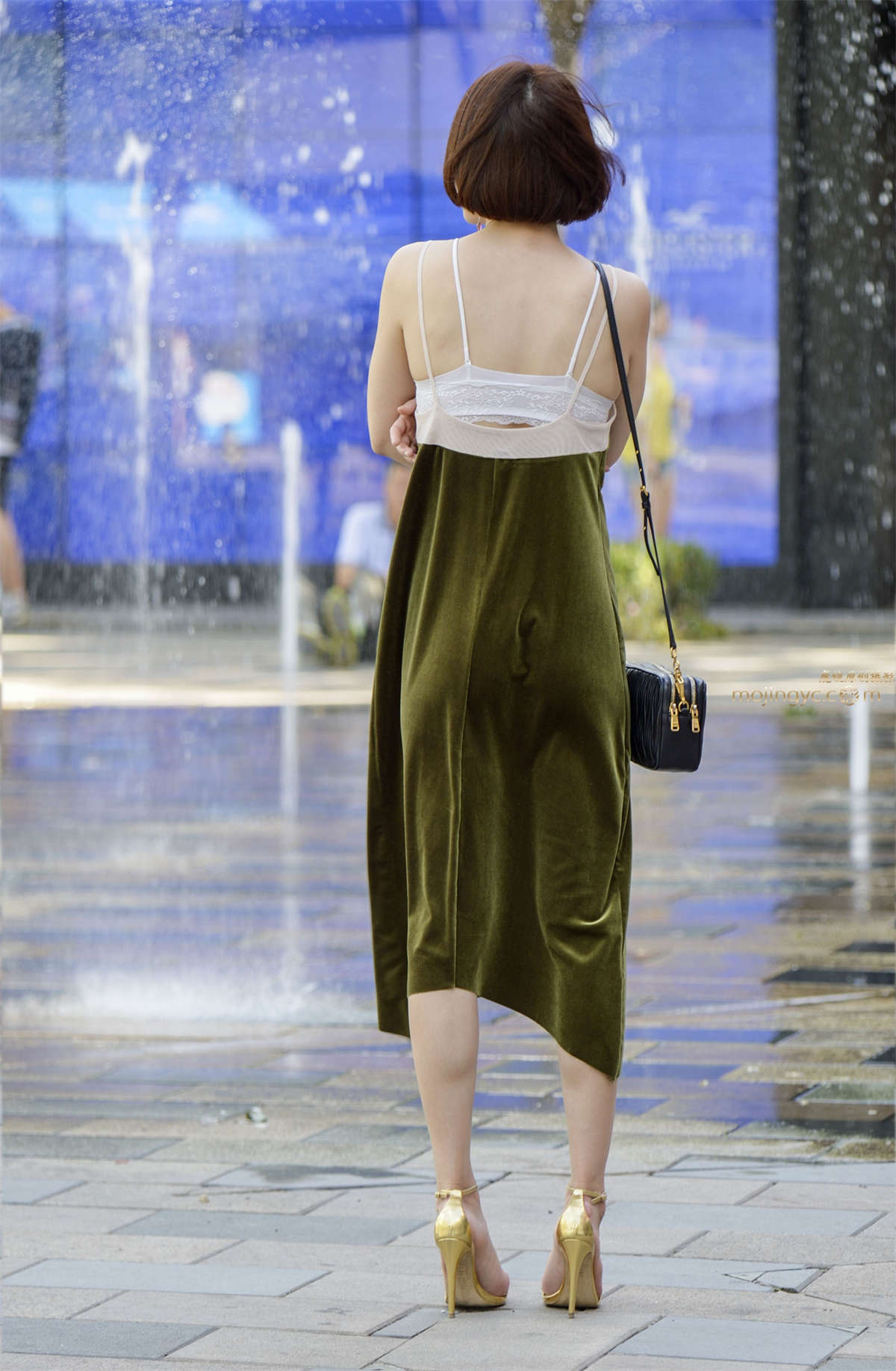 图片[2]-绿长裙黄色高跟鞋，美女香肩加美背。美丽动人！-日更街拍