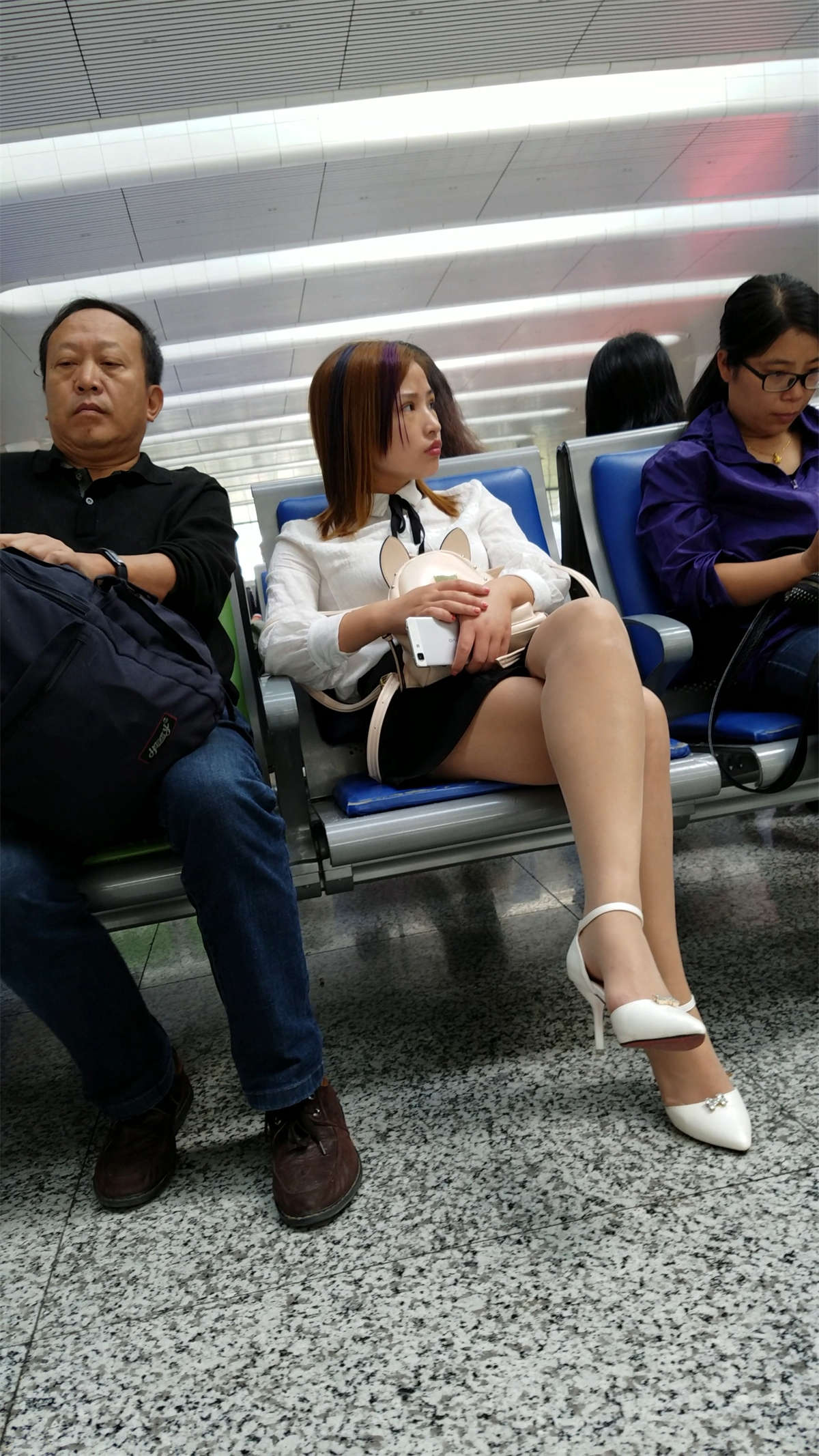 图片[2]-[4K高清视频]高铁站等车的黑色短裙肉丝白色尖头高跟美少妇-日更街拍