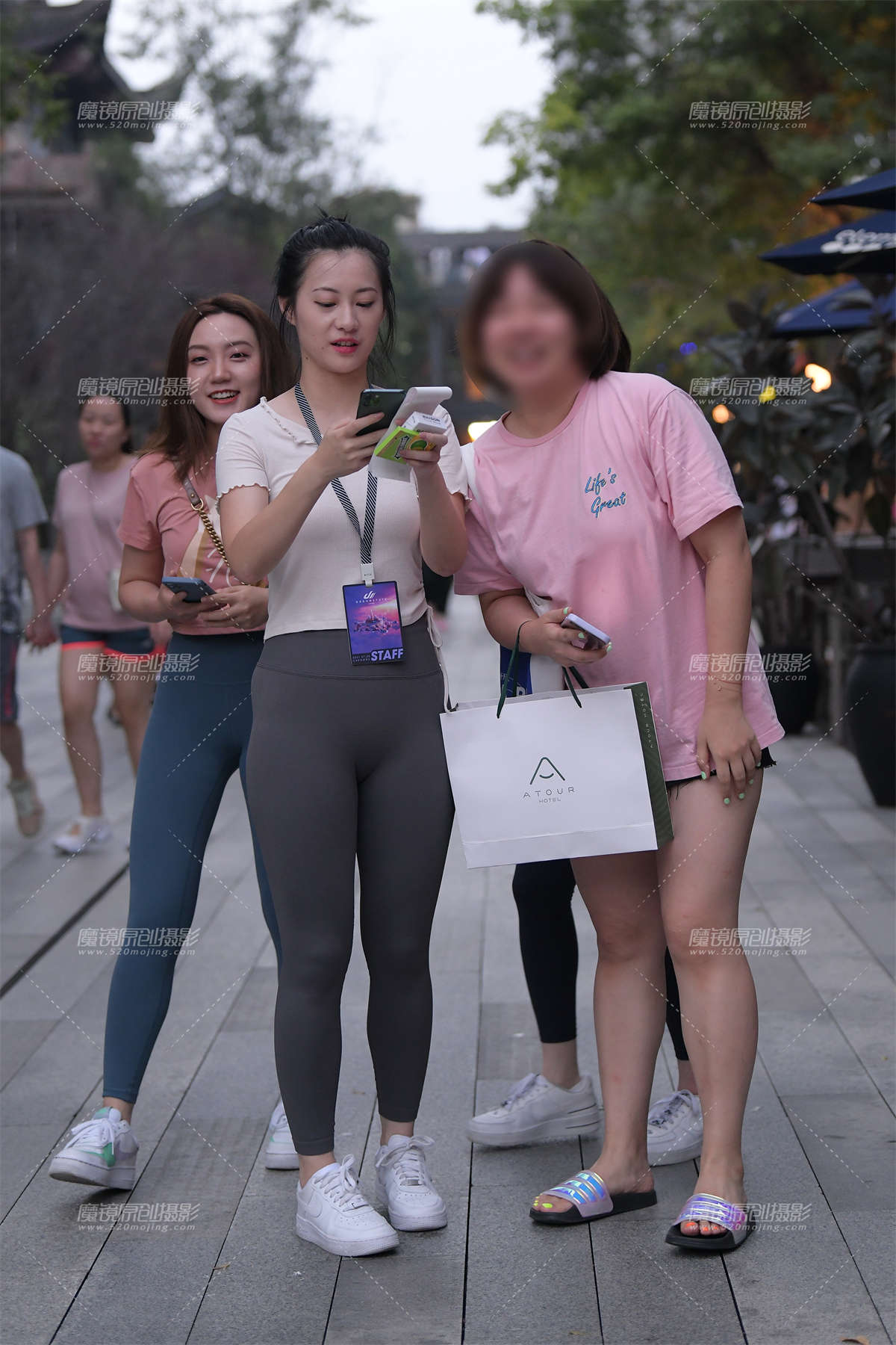 紧身裤小姐姐-日更街拍