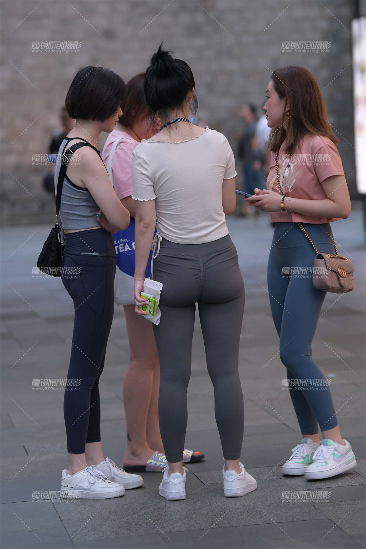 图片[2]-紧身裤小姐姐-日更街拍