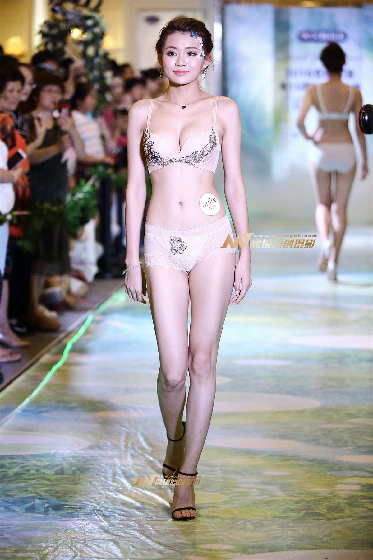 【Mark赛帖】安莉芳浅色内衣秀2-日更街拍