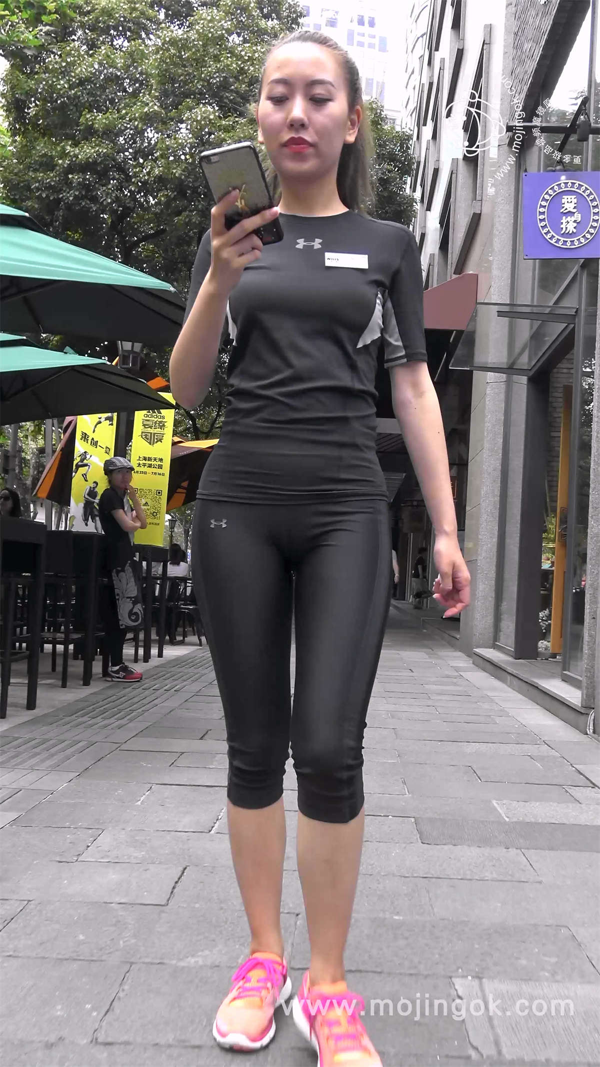 娇小身材黑色运动弹力裤美女-日更街拍