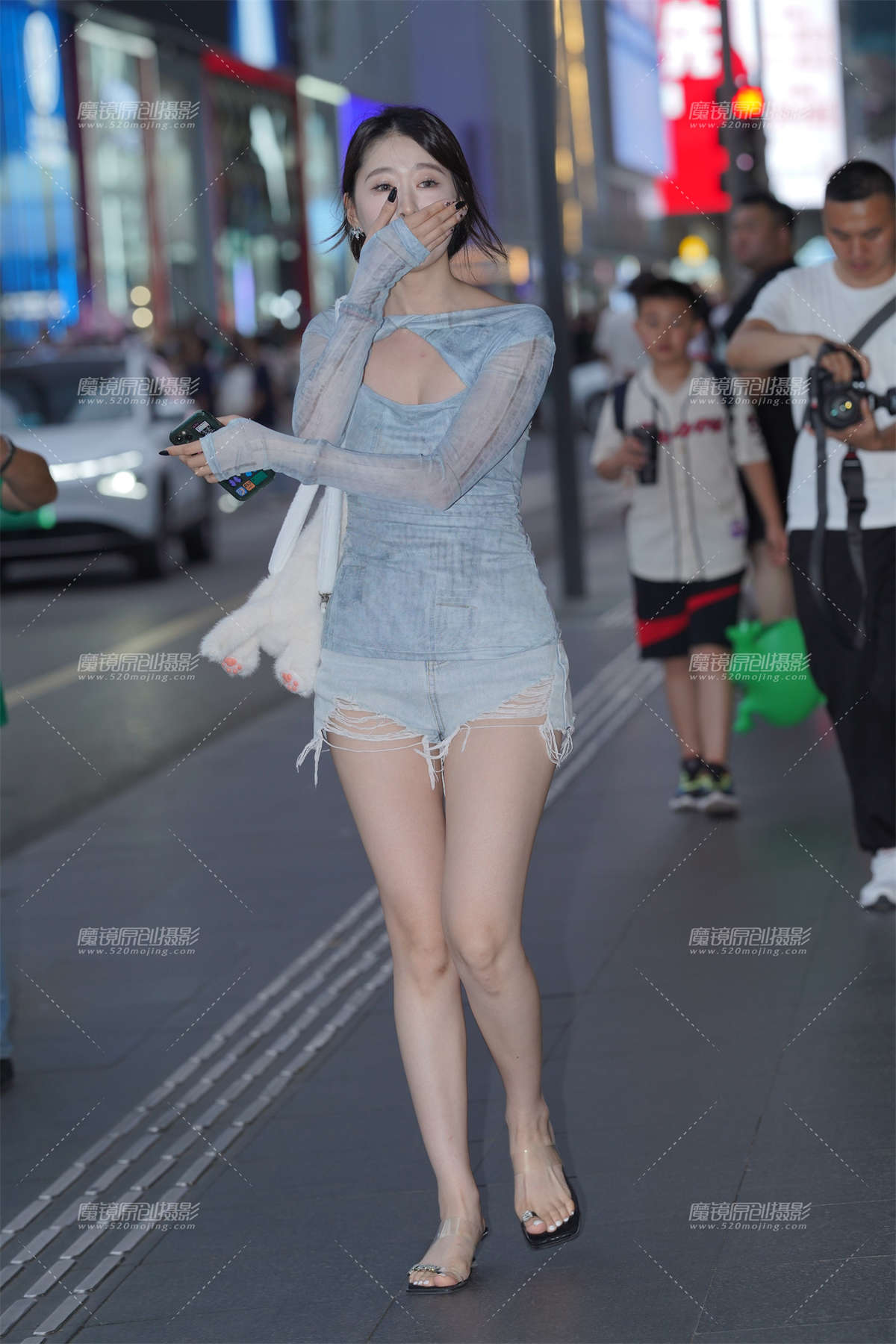 含羞的热裤美眉-日更街拍