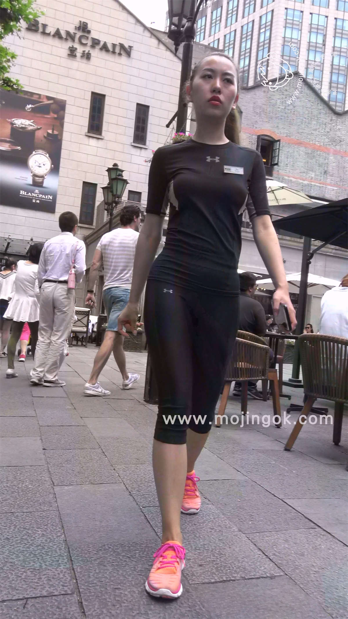 图片[2]-娇小身材黑色运动弹力裤美女-日更街拍