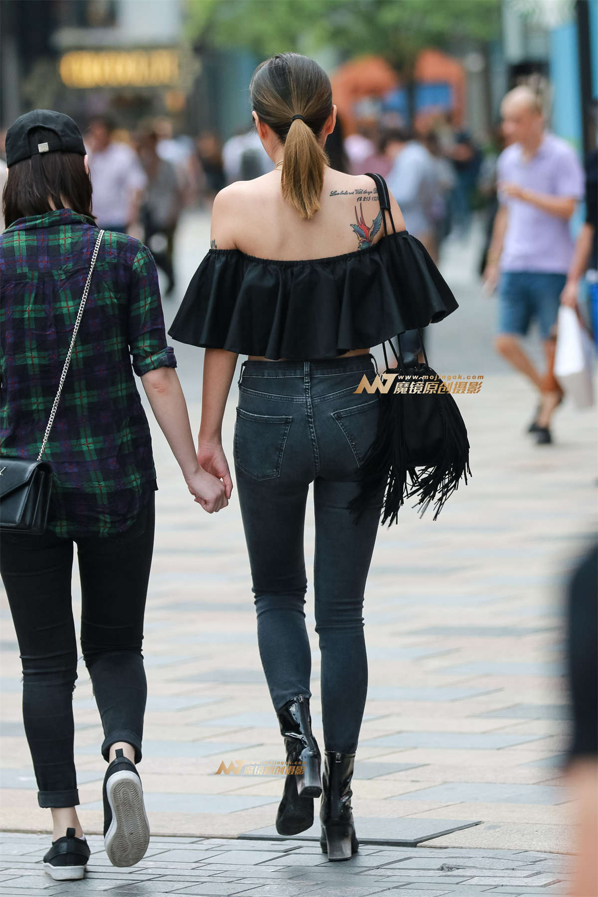 图片[2]-紧身长腿时尚小姐姐-日更街拍