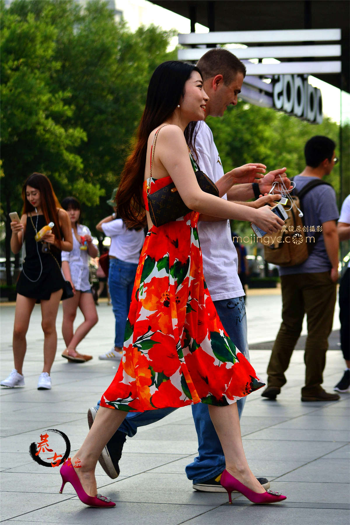 8-16吊带红裙，约会洋人-日更街拍