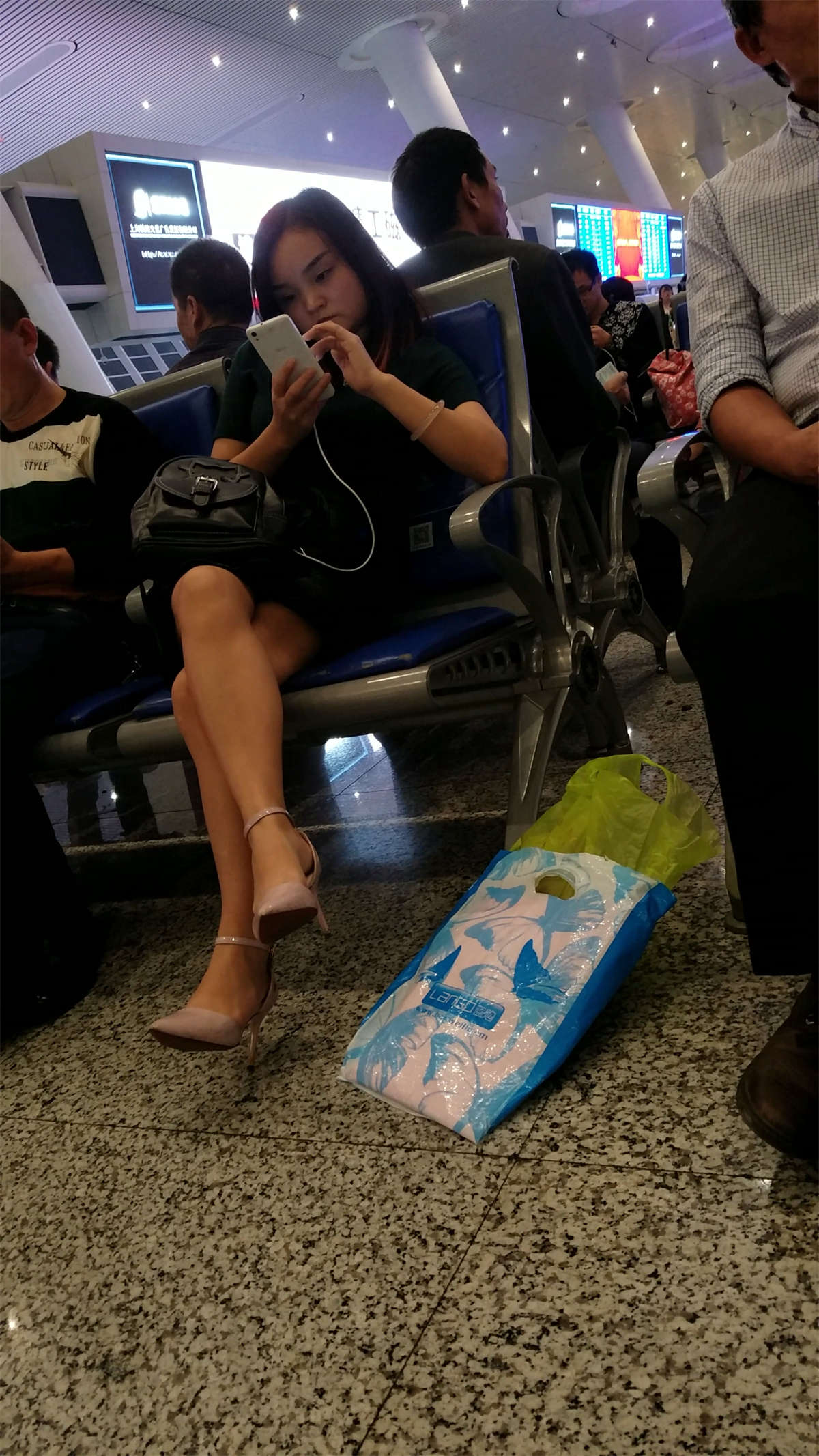 [4K高清视频]超薄肉丝美腿粉色高跟少妇-日更街拍