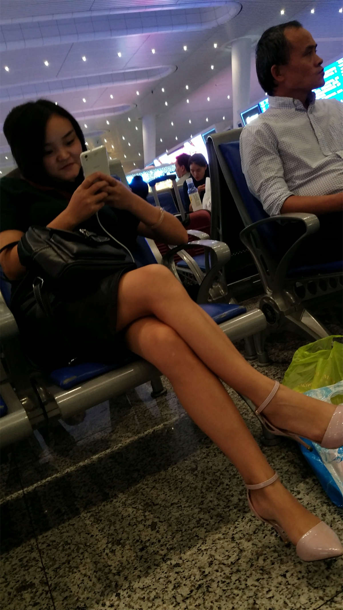 图片[2]-[4K高清视频]超薄肉丝美腿粉色高跟少妇-日更街拍