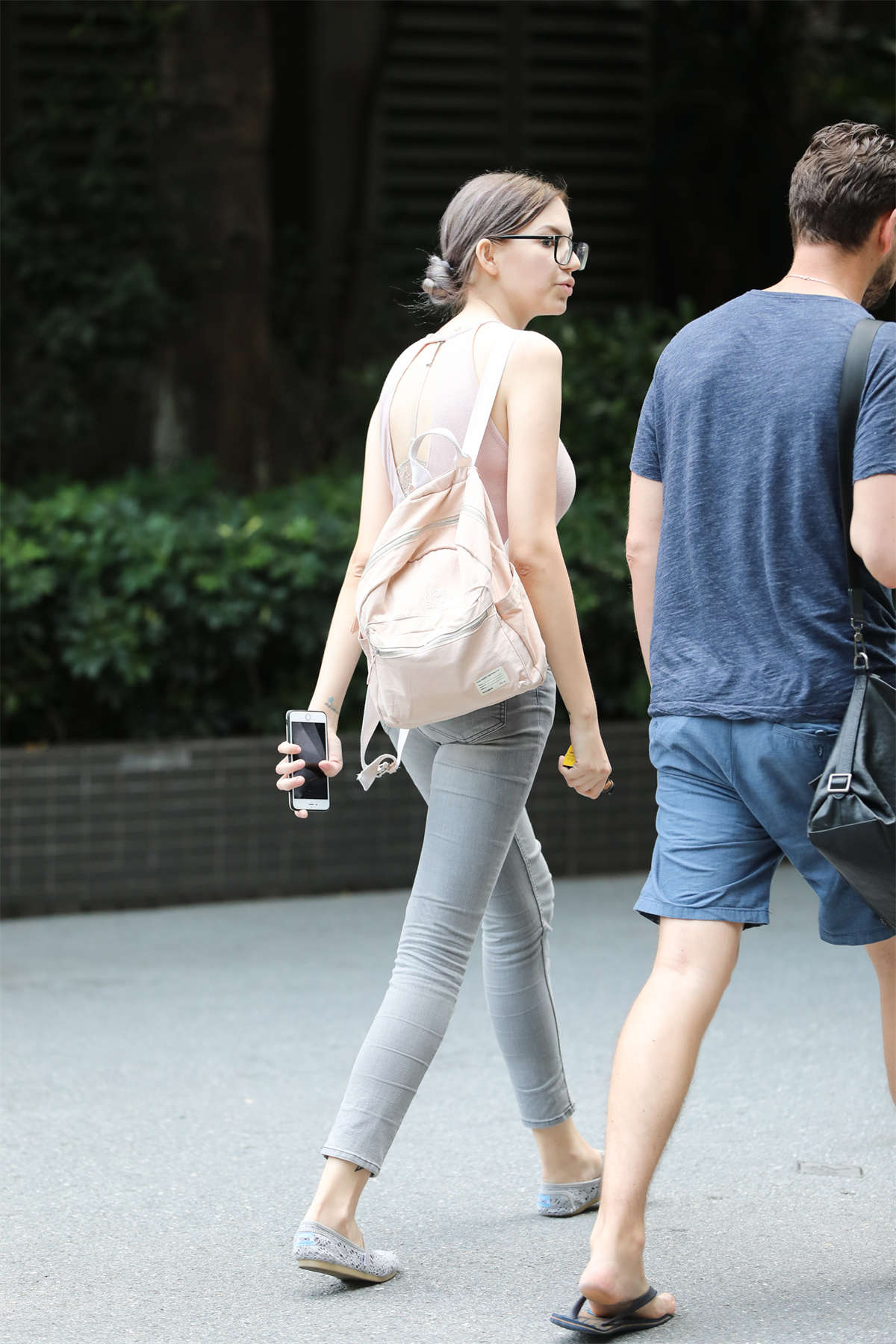 图片[2]-【辉辉赛贴-第十一贴】粉色紧身衣长腿紧身裤外国美女-日更街拍