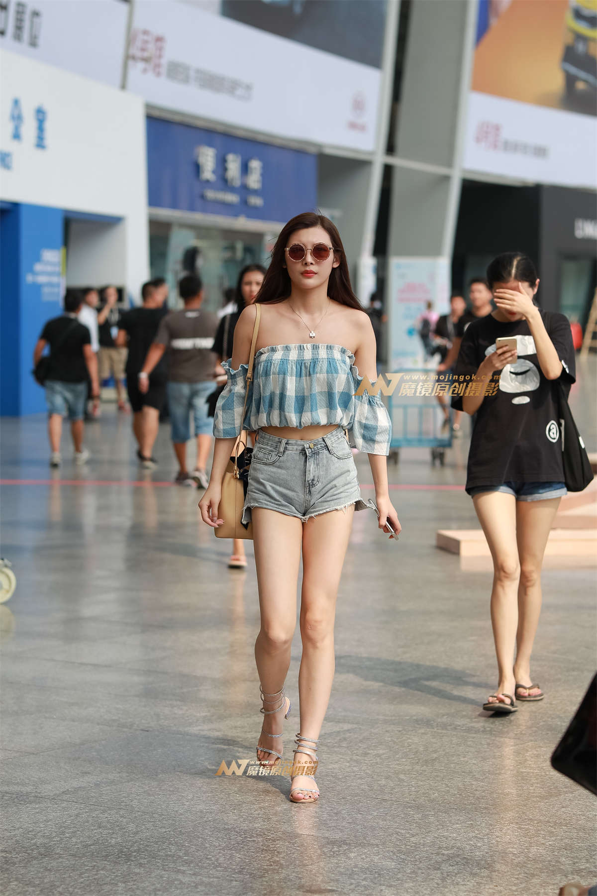 【凯恩赛帖】长腿高冷美眉-日更街拍