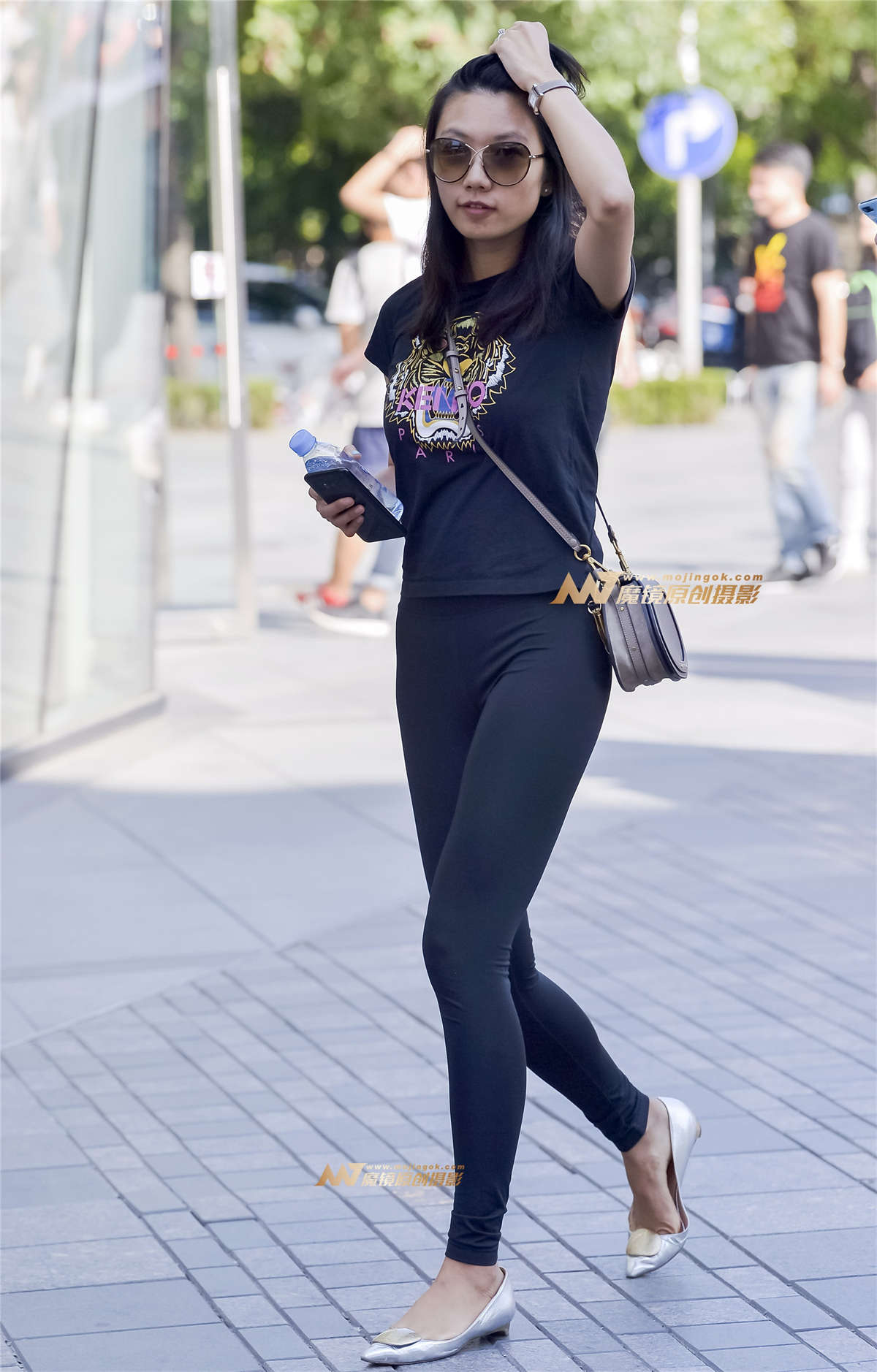 紧裤美臀-日更街拍