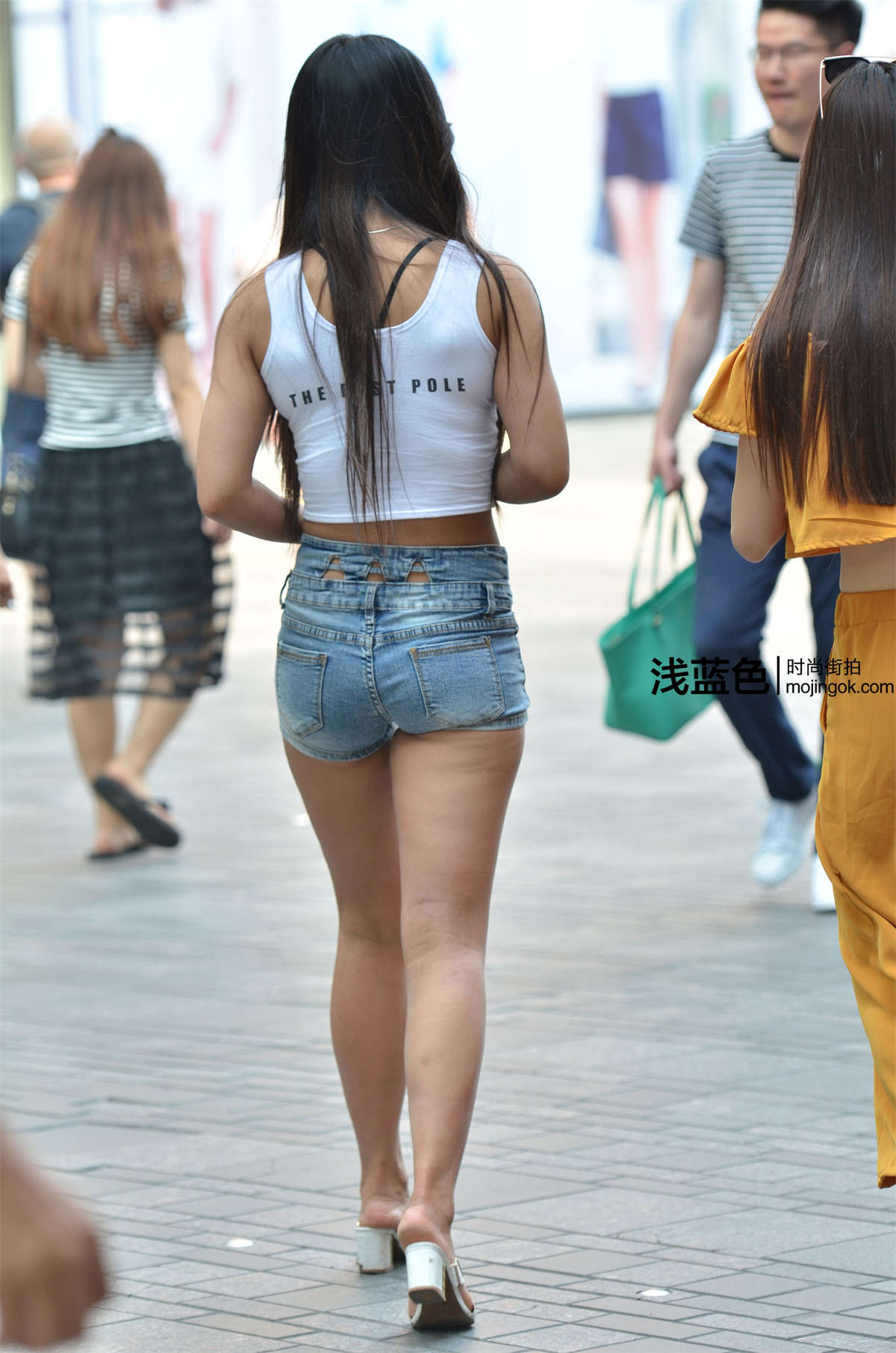 图片[2]-丰满紧臀-日更街拍