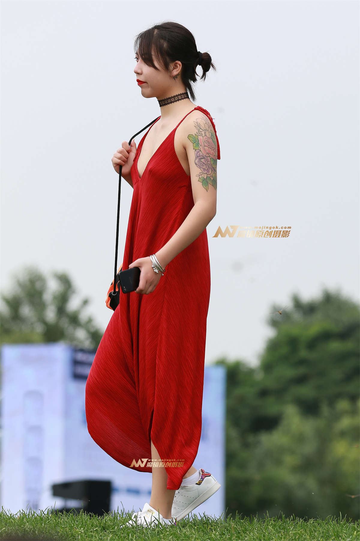 【小默赛帖】第1157篇★万绿丛中，一点红★-日更街拍