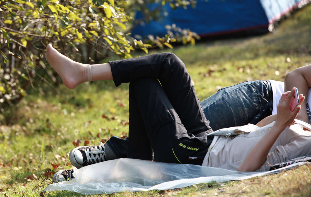 图片[2]-踏青公园街拍系列No.1500 阳光美少女的超薄肉丝小脚闪了我的眼-日更街拍