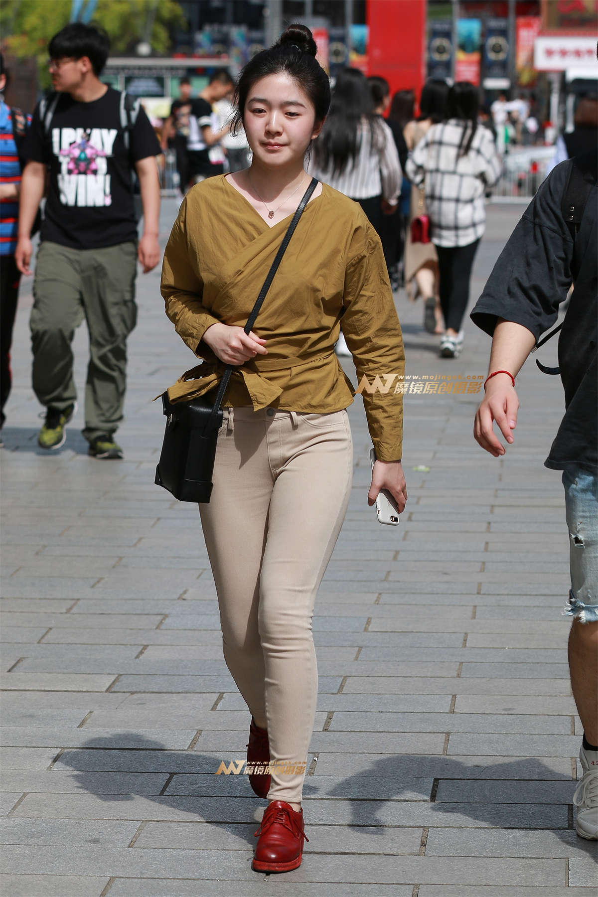 【小默赛帖】第1159篇★米裤修身，小美女★-日更街拍