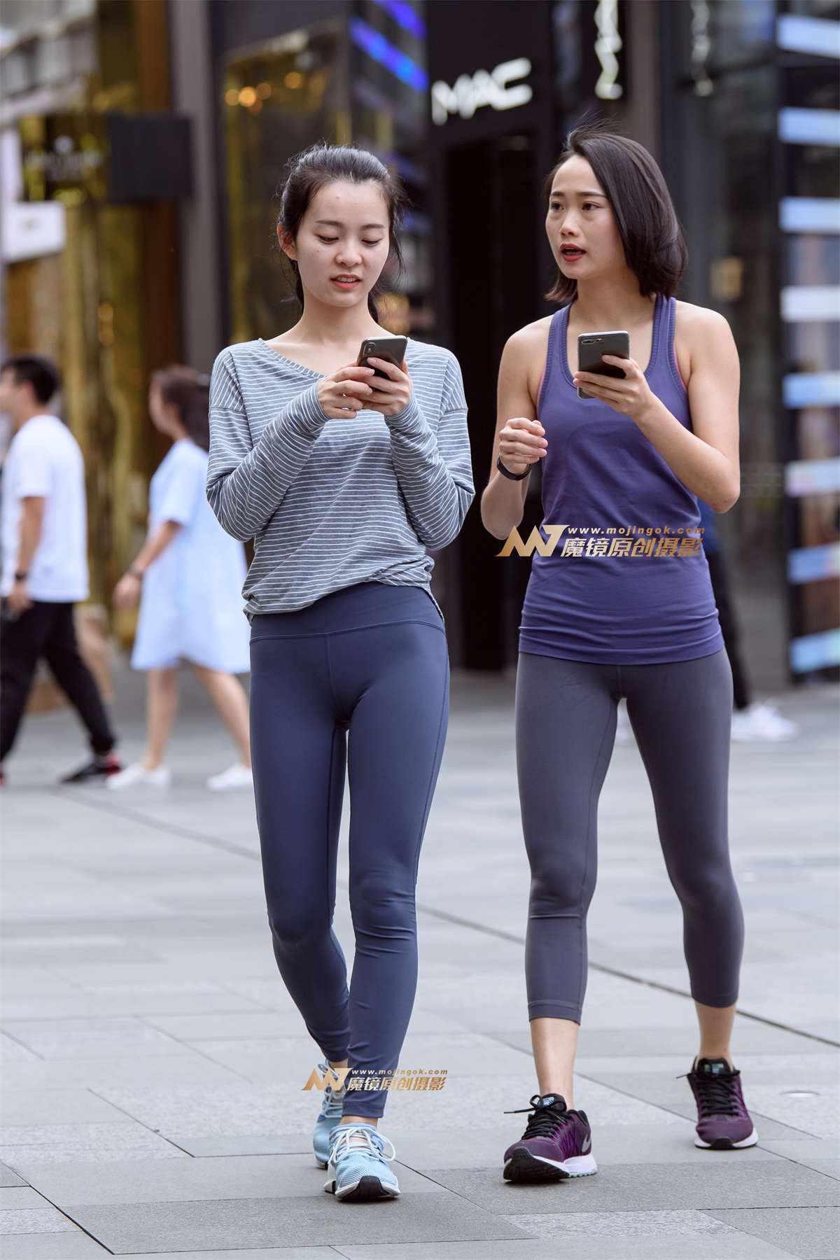 【久久赛帖】两个紧身瑜伽裤妹子-日更街拍
