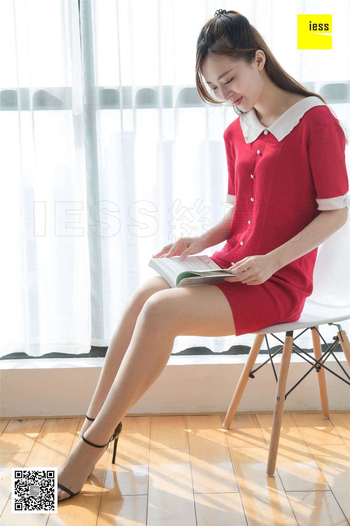 IESS异思趣向 丝享家353期：紫紫甜美一字扣凉鞋紫紫-日更街拍