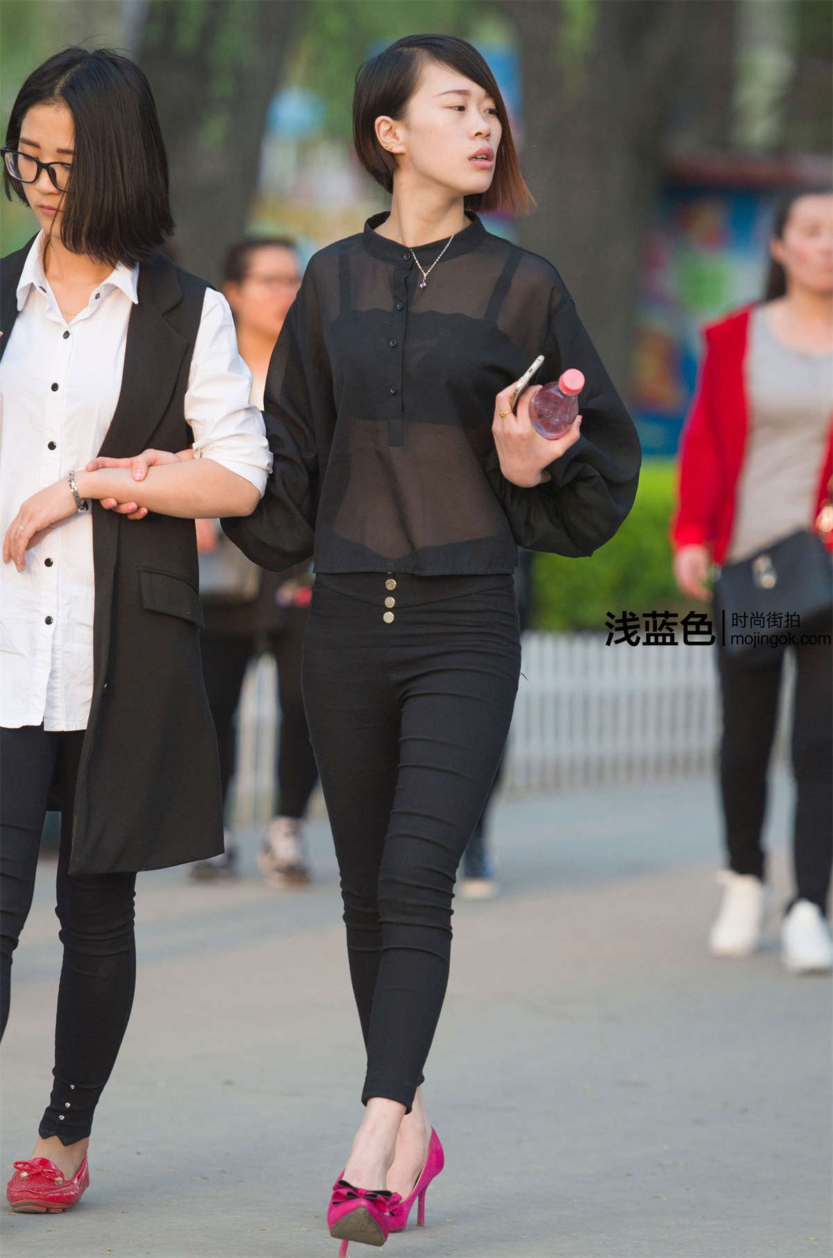 黑裤红鞋-日更街拍