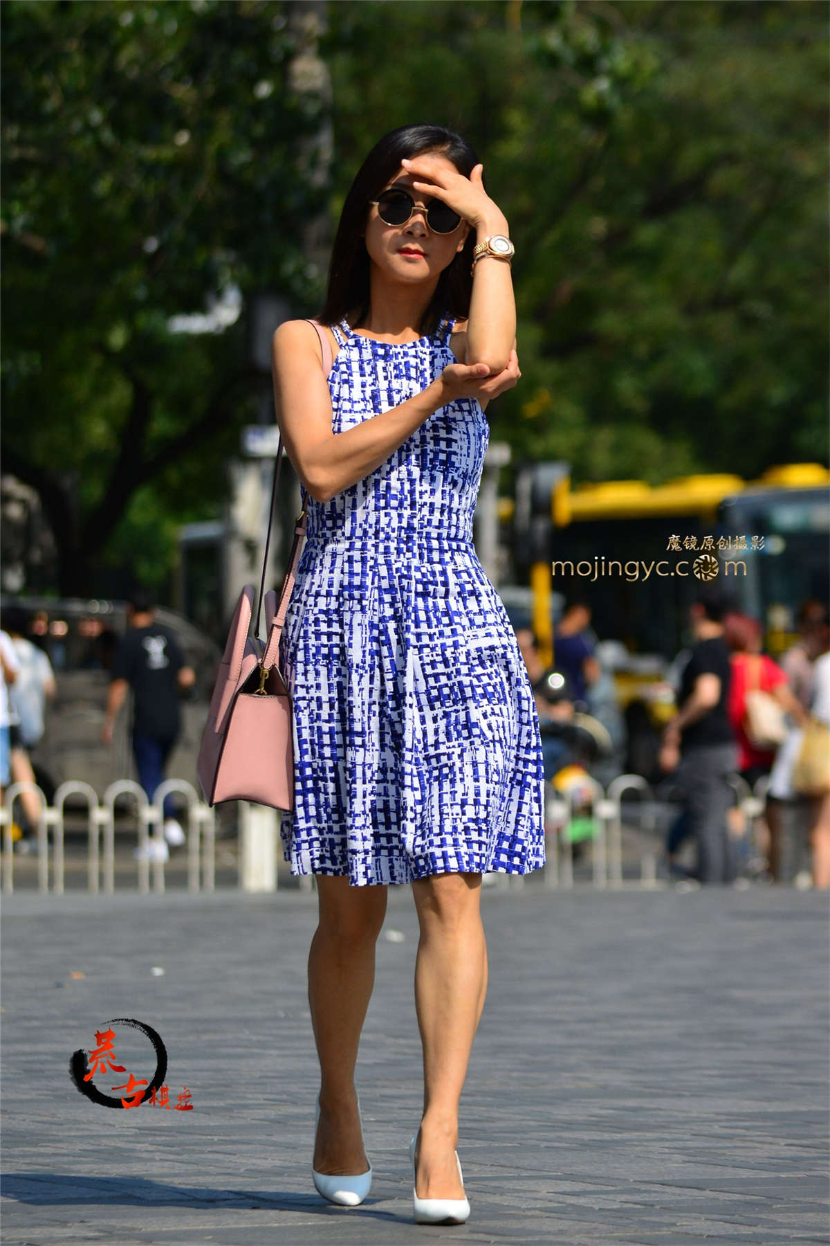 8-17 蓝色裙子白色高跟-日更街拍