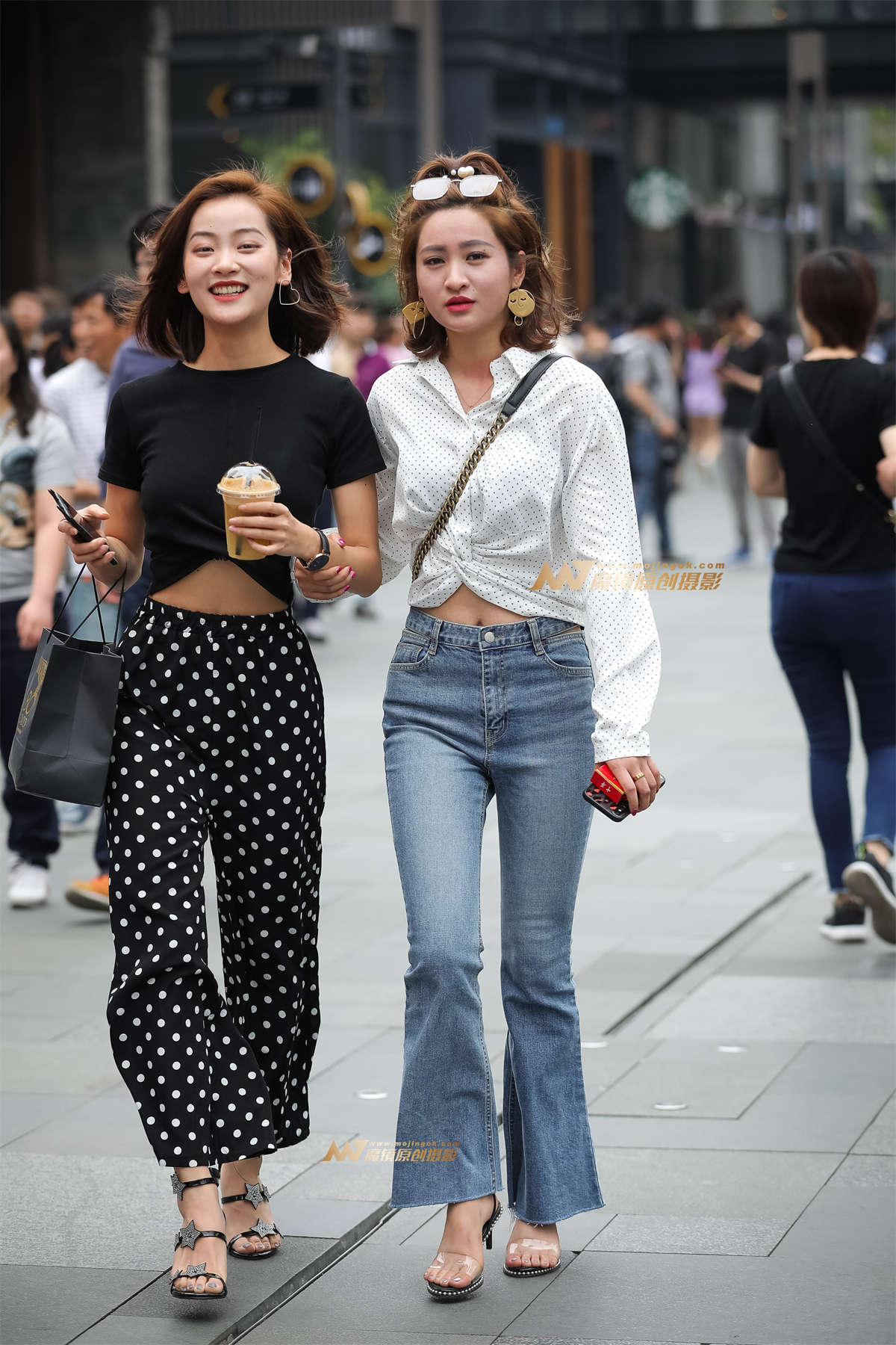 时尚活泼的紧牛小姐姐-日更街拍