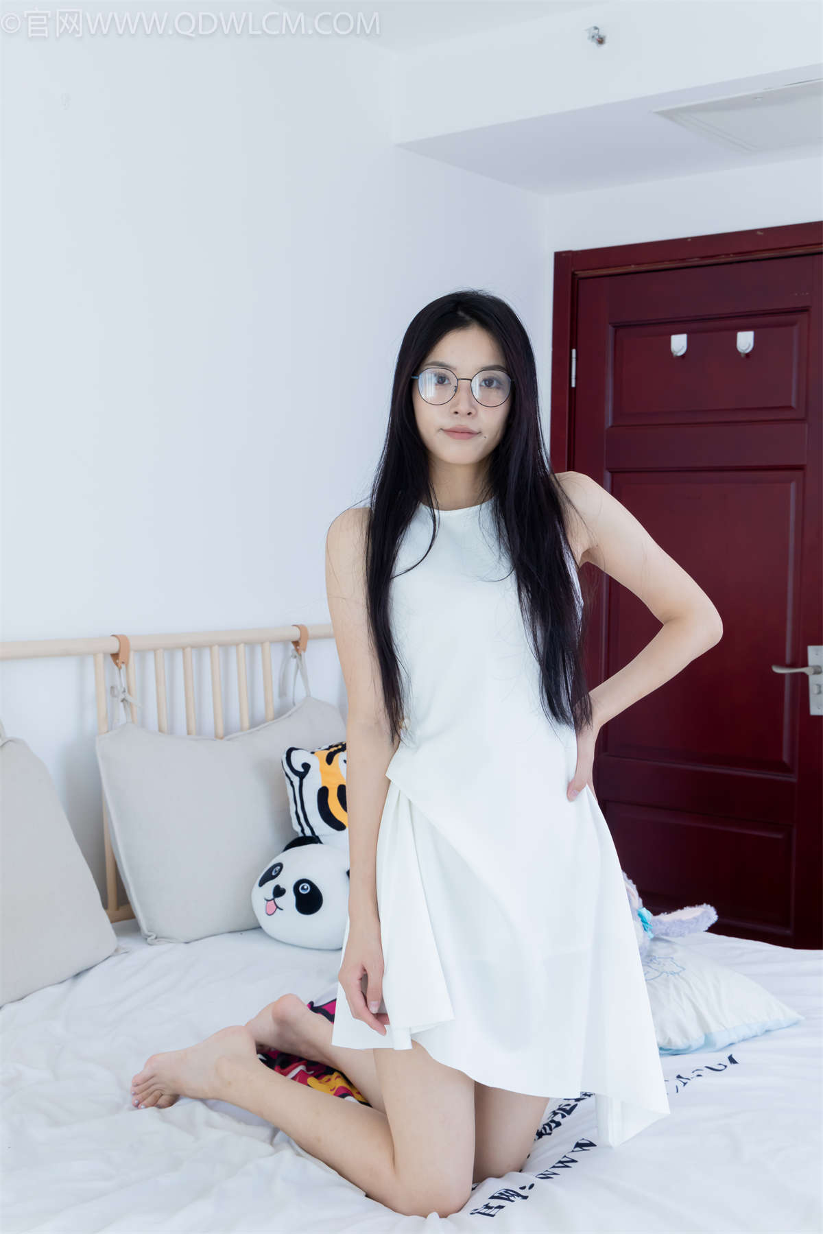 物恋传媒 NO.2320 茯苓-凉鞋、薄肉丝（脚尖微加固款）、裸足、皮筋绑脚以及挠脚心剧情-日更街拍