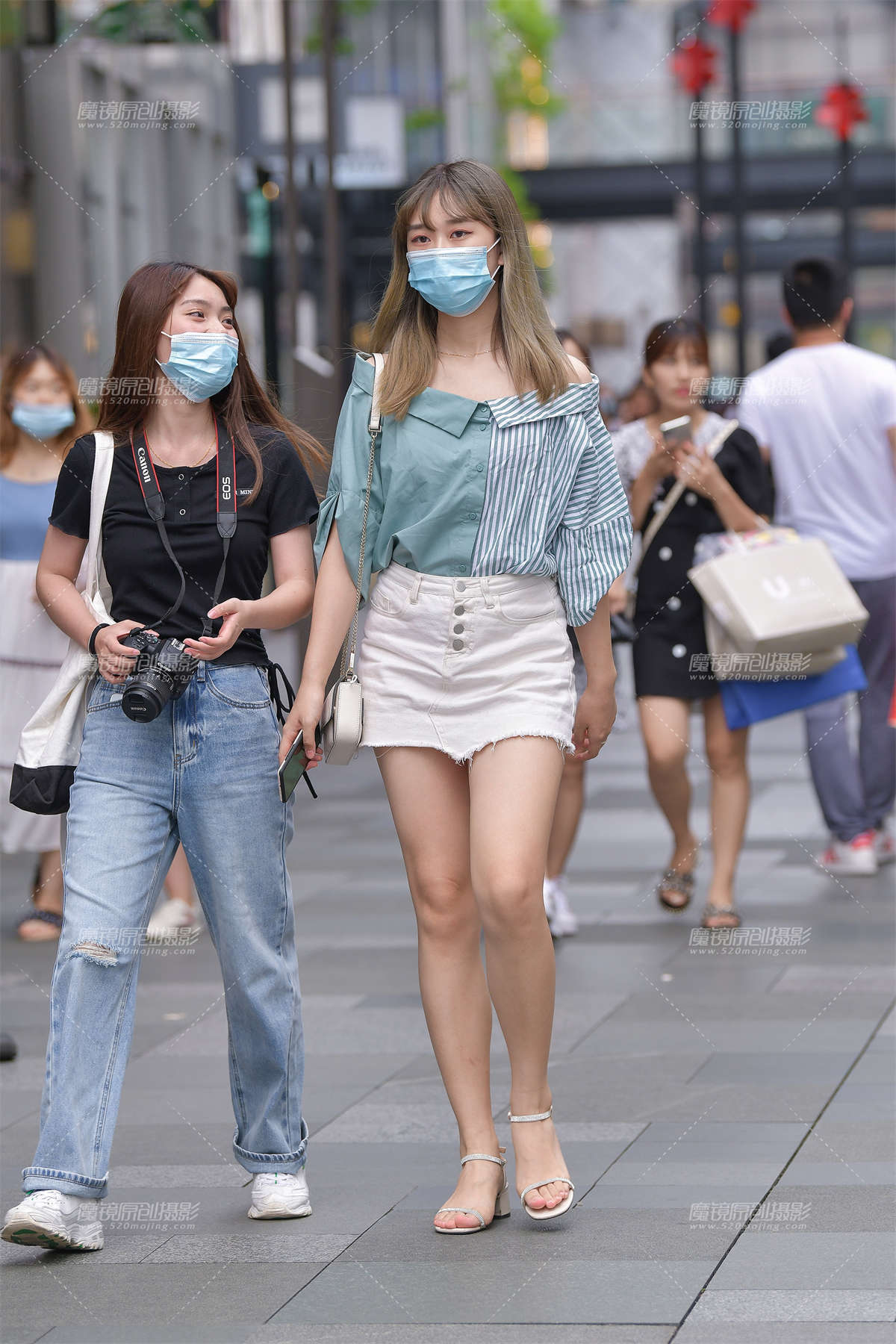 白色短裙美眉-日更街拍