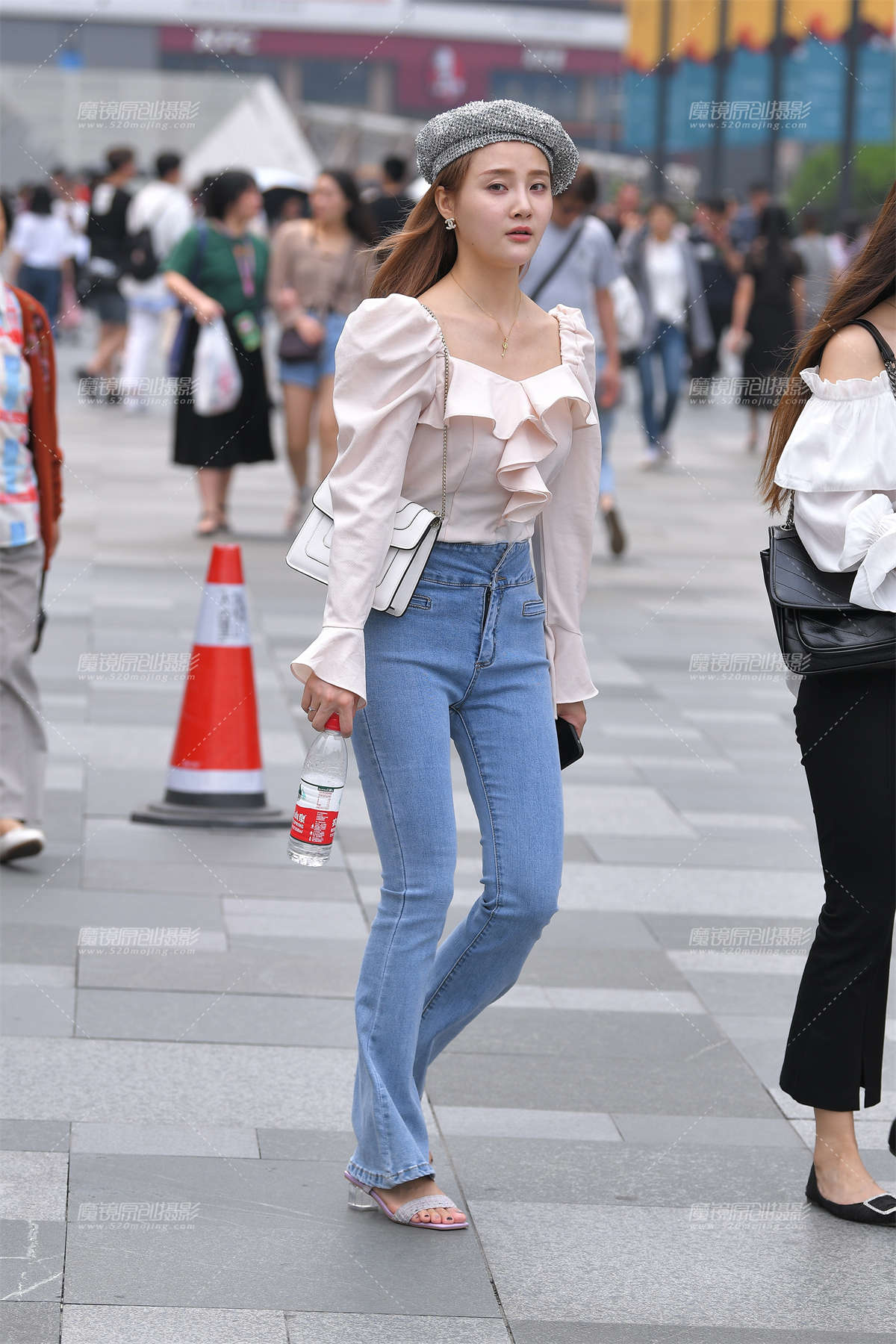 靓丽的紧牛小姐姐-日更街拍