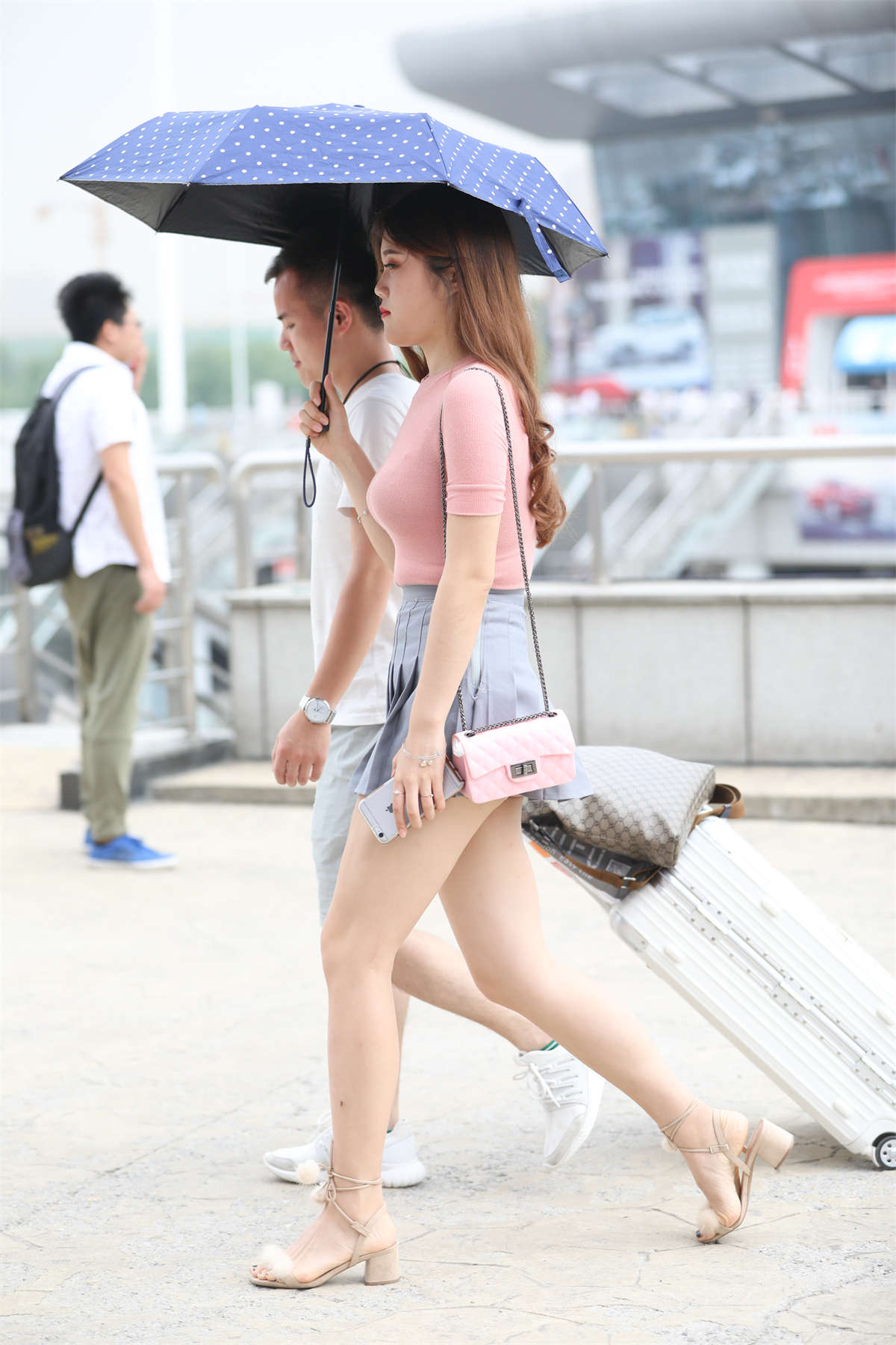 【辉辉赛贴-第一帖】横看成岭侧成峰 粉色紧身你喜不喜欢-日更街拍