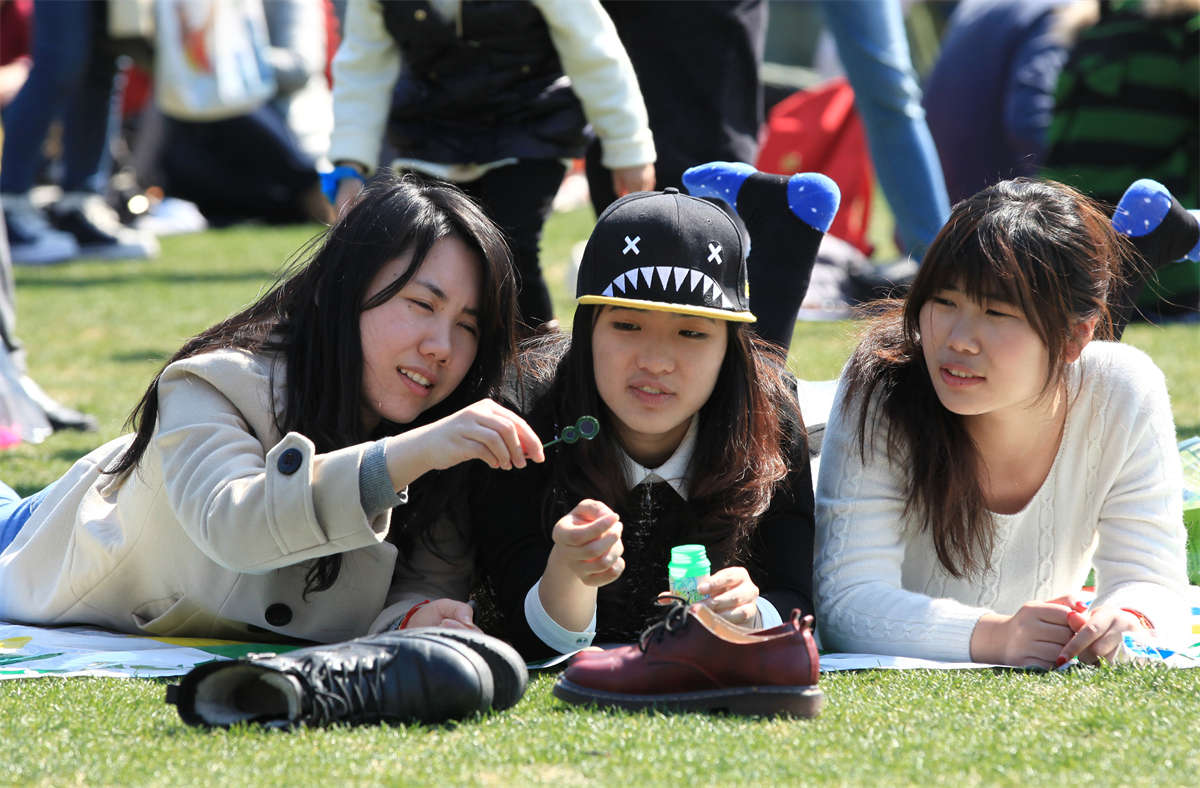 图片[2]-踏青公园街拍系列No.1503 青春活泼大学女生的牛仔裤丝足-日更街拍