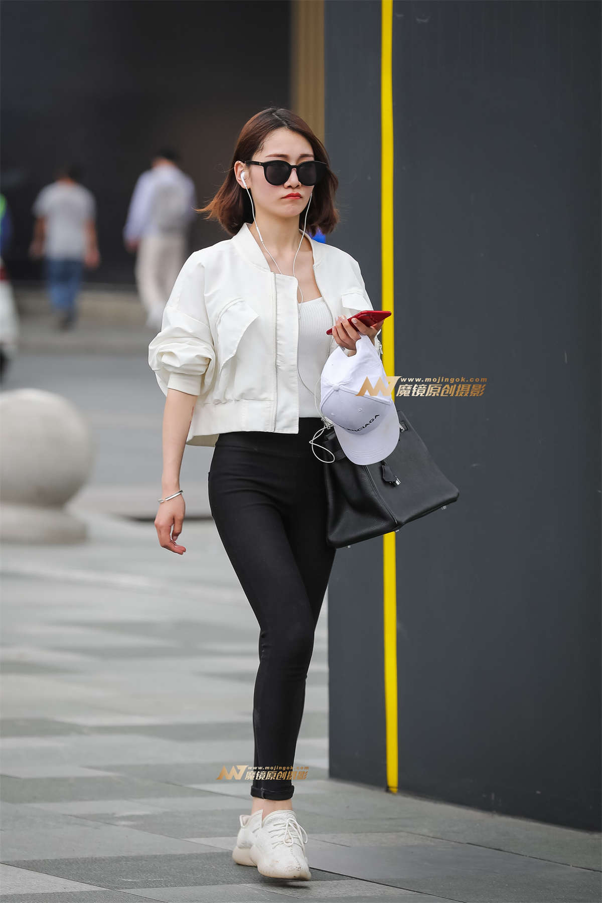 帅气短发美眉-日更街拍