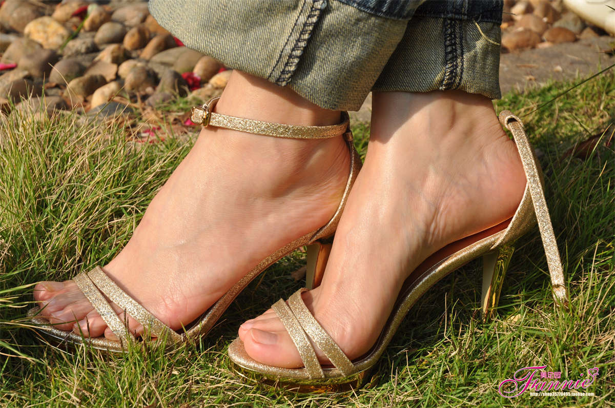 Fannie芬妮美足园NO.502 柔软阳光2011（金色高跟裸足）-日更街拍
