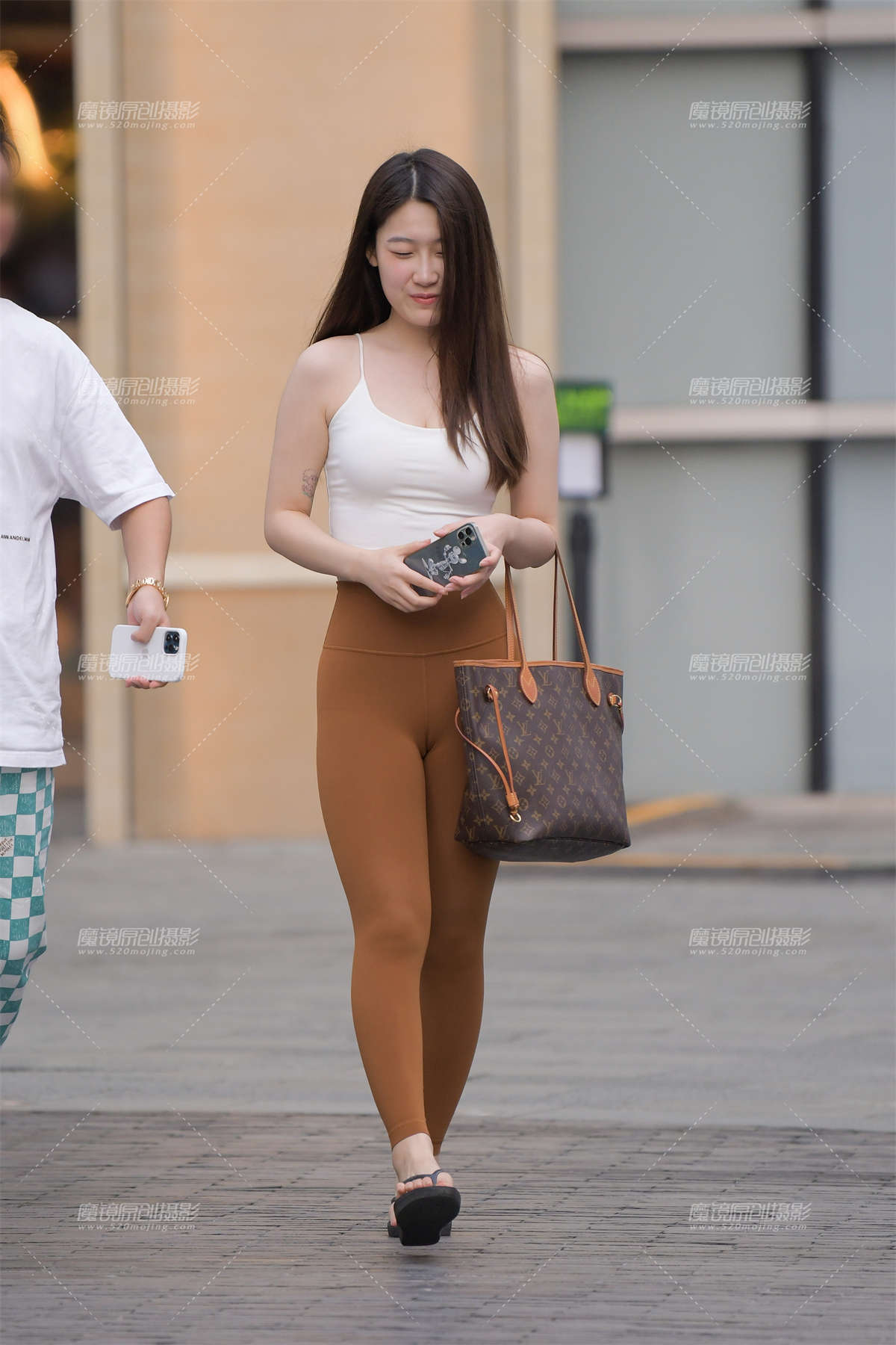 棕色瑜伽裤美女-日更街拍