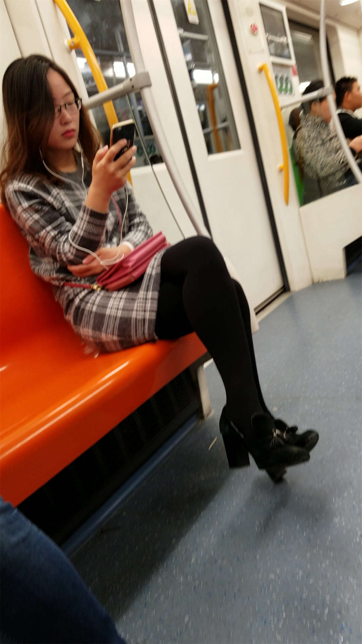 图片[2]-地铁格子连衣裙黑丝黑高美眉-日更街拍