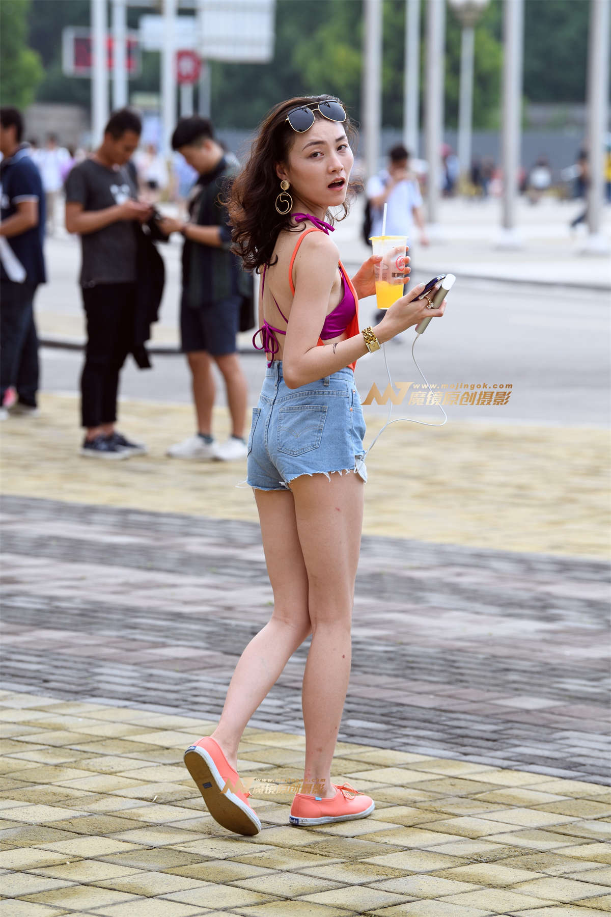 【久久赛帖】露背热裤长腿妹纸-日更街拍