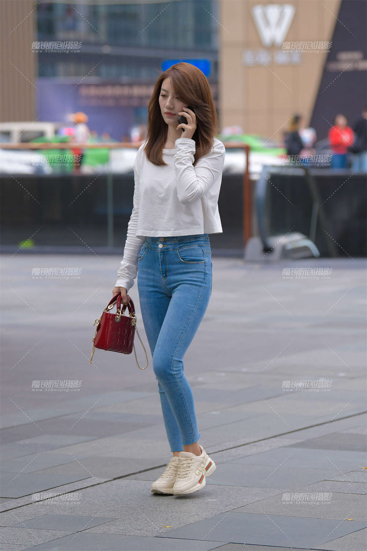 蓝色紧牛小姐姐-日更街拍