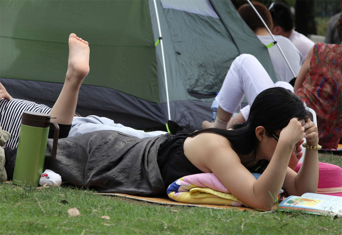 图片[2]-踏青公园街拍系列No.1504 高冷型墨镜少妇的赤足阅读时光-日更街拍