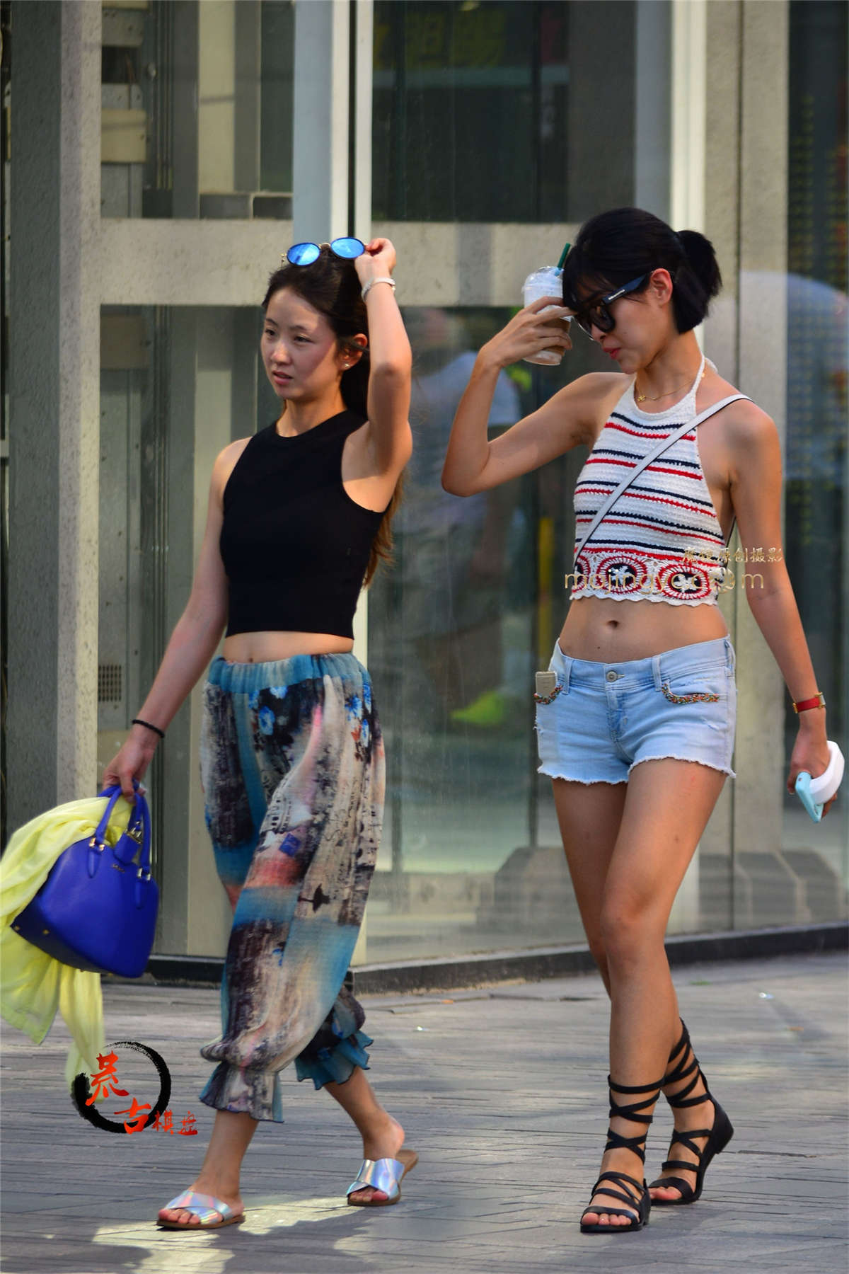 8-17 罗马战靴露脐装-日更街拍