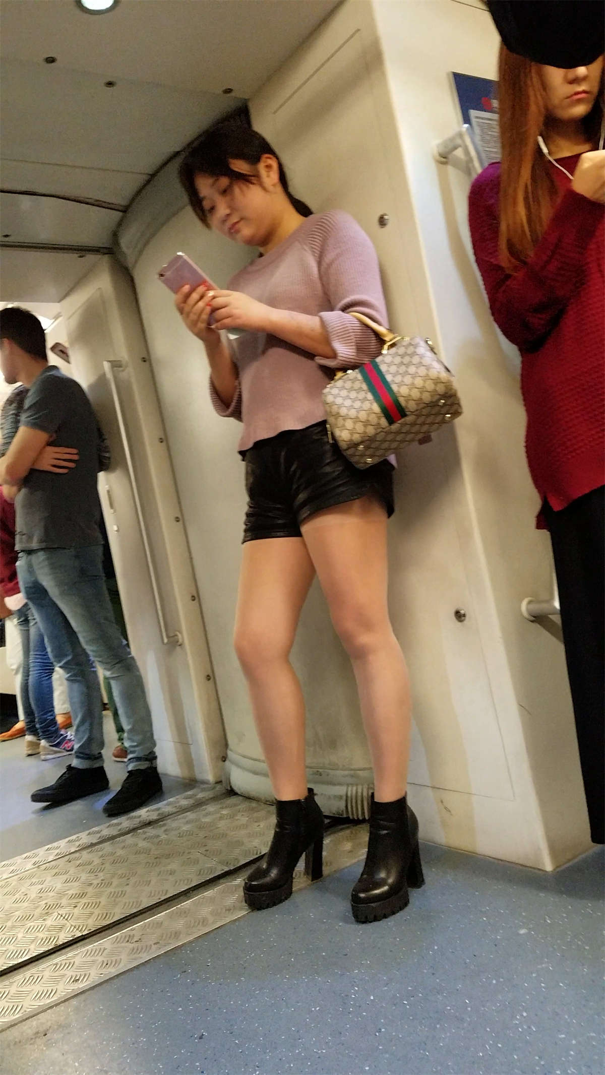 图片[2]-地铁丰满少妇黑色皮短裤肉色丝袜黑色高跟丰臀-日更街拍