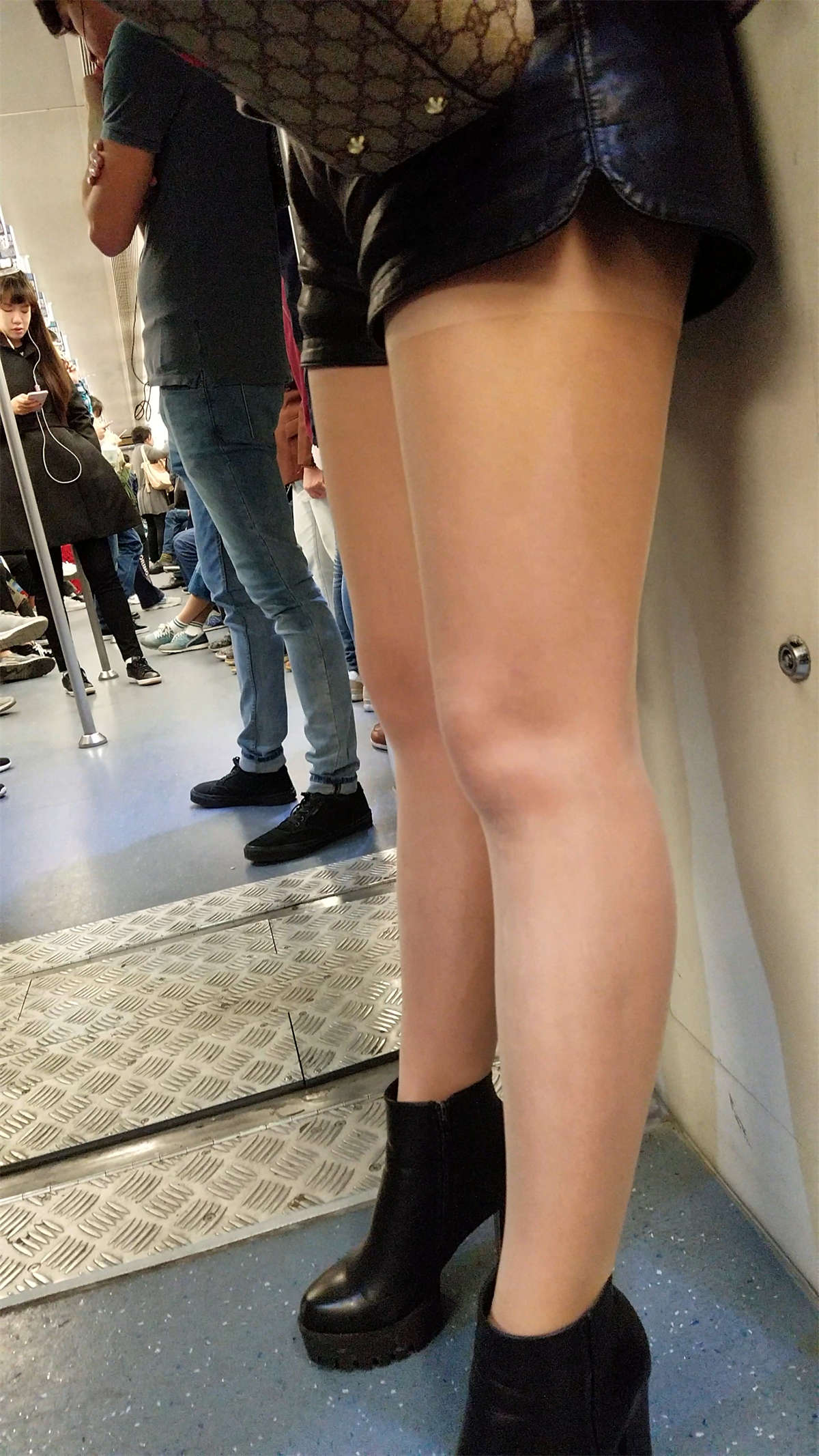 地铁丰满少妇黑色皮短裤肉色丝袜黑色高跟丰臀-日更街拍