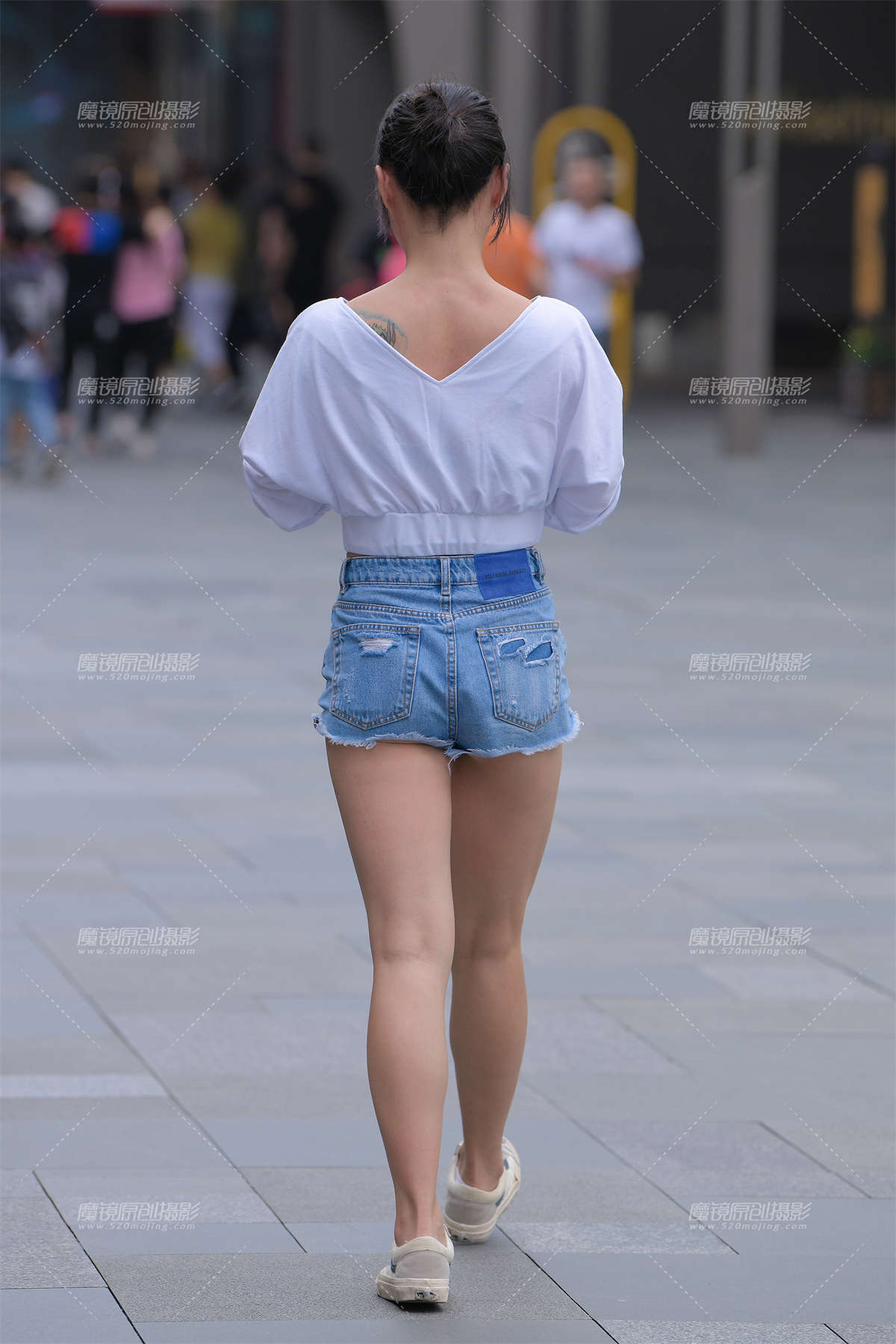 图片[2]-蓝色热裤美眉-日更街拍